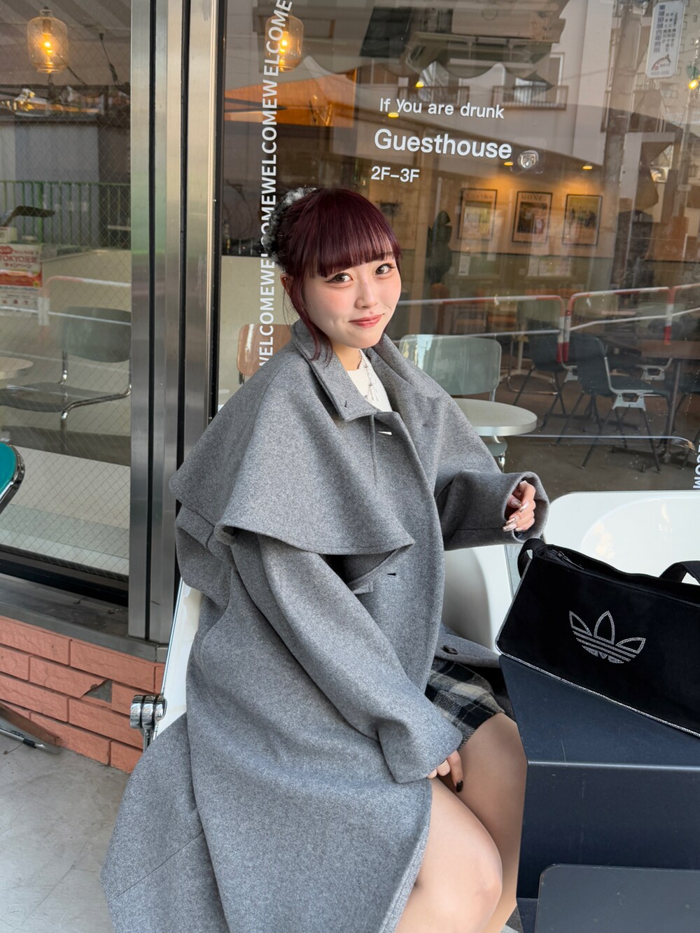 グレー系のその他アウター、ブラック系のブーツを着用したレディースの冬コーディネートの2枚目の写真