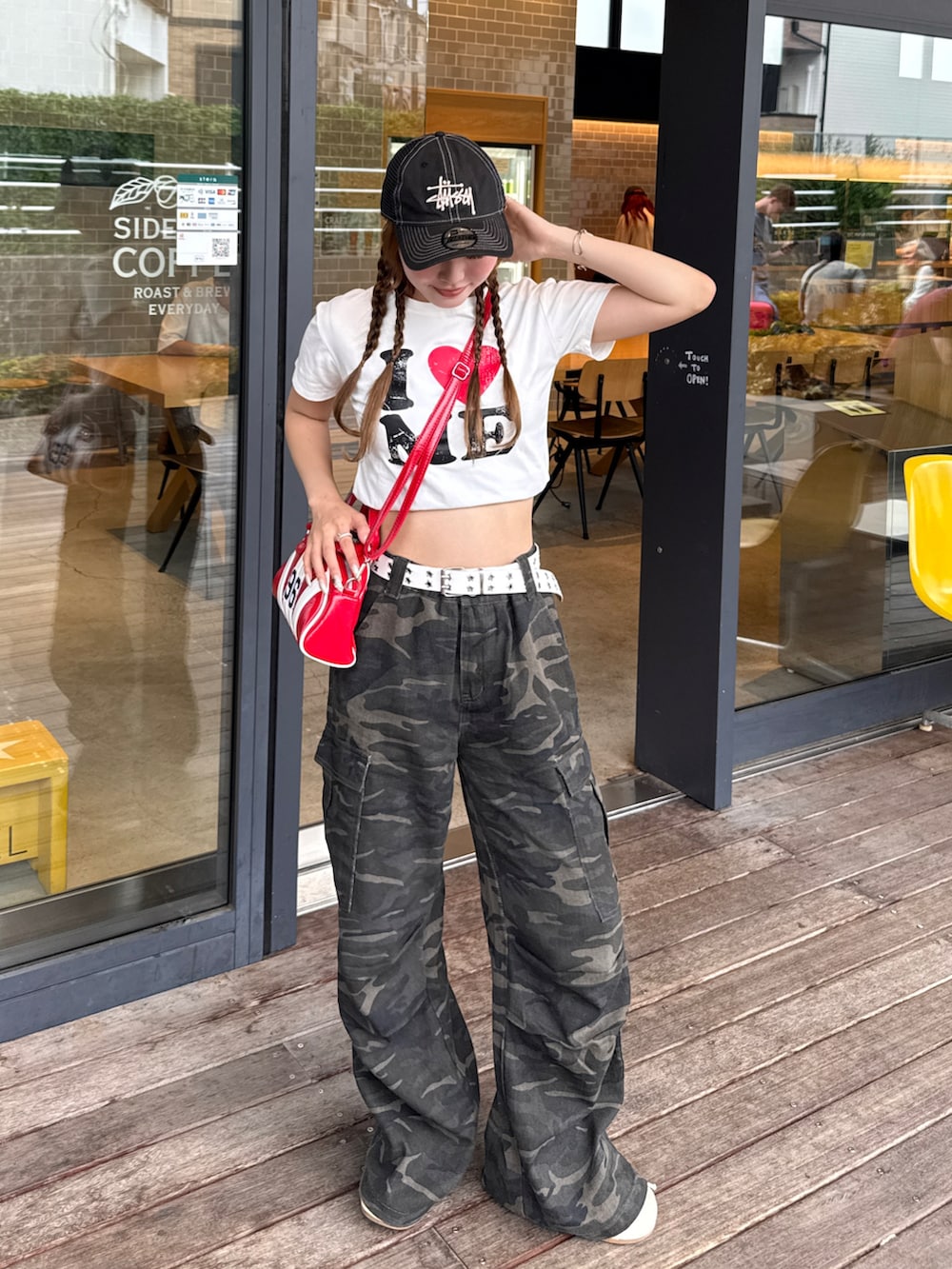 ホワイト系のTシャツ/カットソー、その他のパンツ、ブラック系のキャップを着用したレディースの夏コーディネートの2枚目の写真