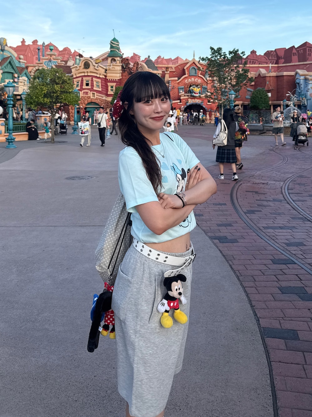 ブルー系のTシャツ/カットソー、グレー系のパンツ、ブラック系のスニーカーを着用したレディースの夏コーディネートの2枚目の写真