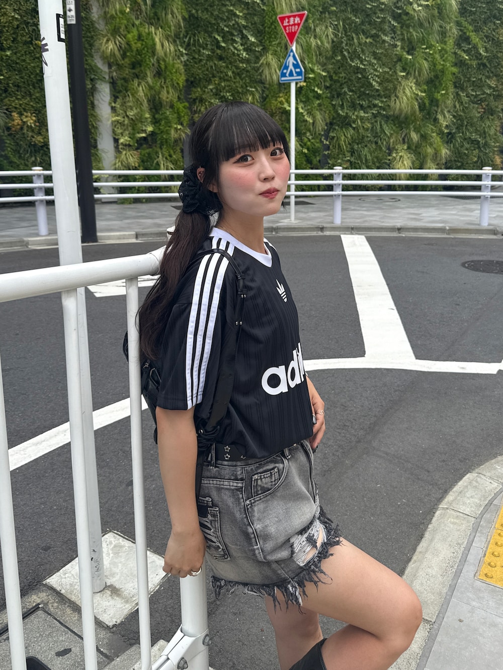 ブラック系のTシャツ/カットソー、ブラック系のブーツ、グレー系のパンツを着用したレディースの夏コーディネートの3枚目の写真