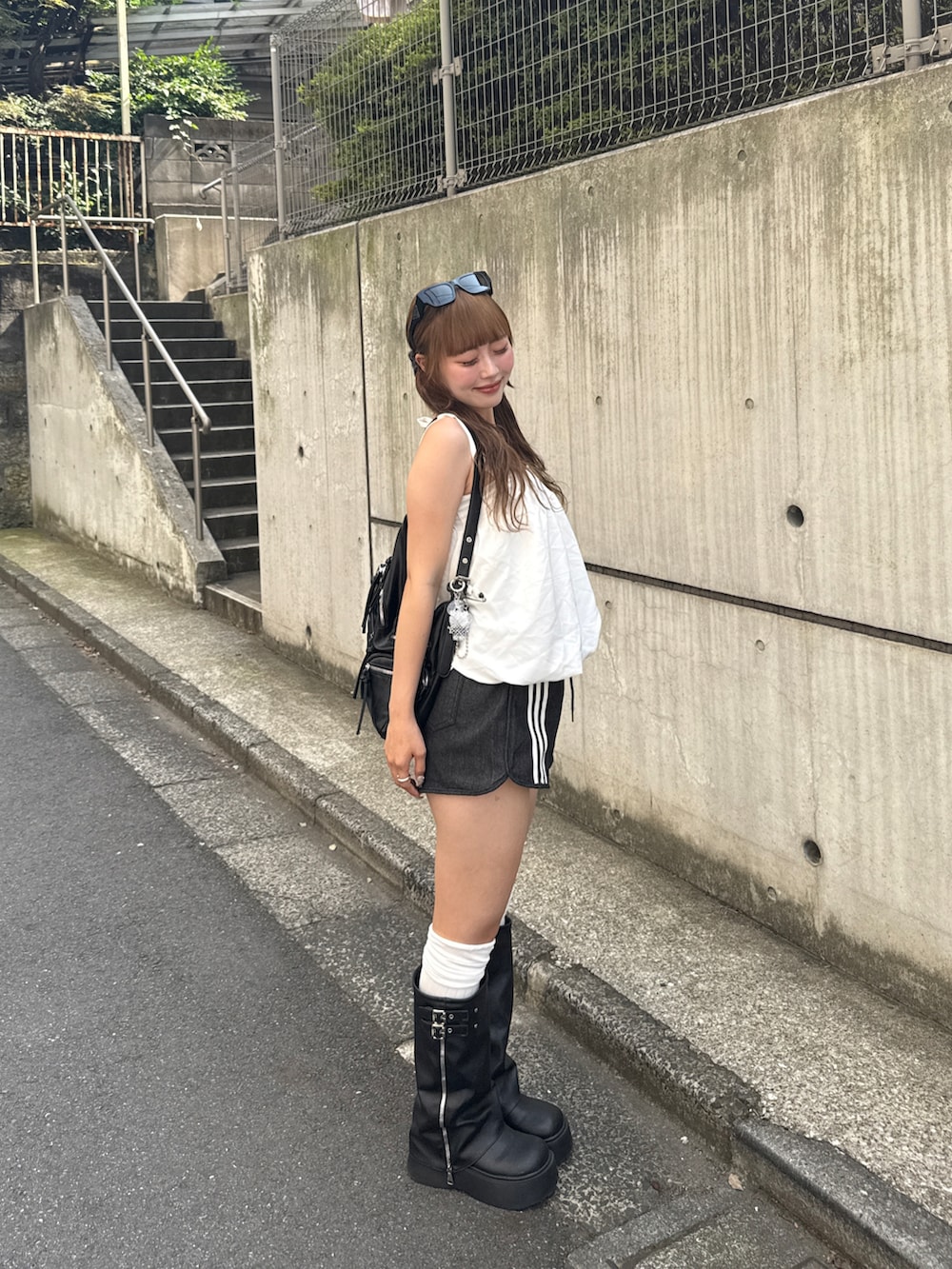 「夏ルックで気分アップ、デニム、厚底シューズ、WEARタイアップ、ノースリーブ、ブーツスタイル、デニムハーフパンツ、シンプルスタイル、夏服コーデ、夏」｜「YOLOのアイテム（トップス、ホワイト系）」を使った、ひいなさん（骨格ウェーブ・レディース・165cm）の夏コーディネートの2枚目の写真