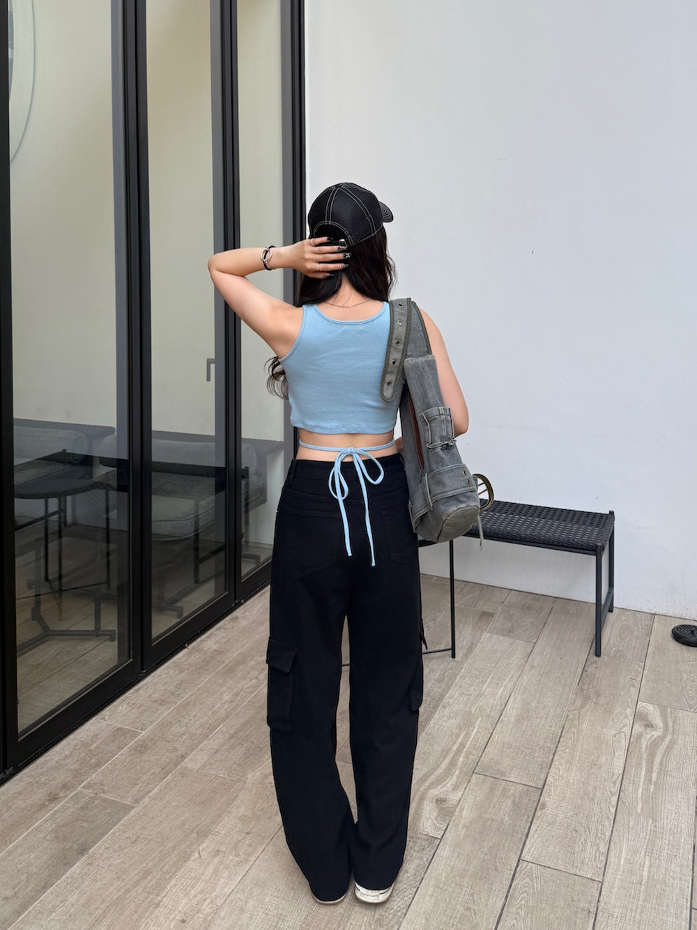 「カーゴパンツ、夏ファッション、タンクトップ、タンクトップコーデ、WEARタイアップ、キャップ、スポーツミックス」｜「napinna maisonの【napinna maison×HIINA】ウエストリボンタンクトップ（タンクトップ、ブルー系）」を使った、ひいなさん（骨格ウェーブ・レディース・165cm）の夏コーディネートの2枚目の写真