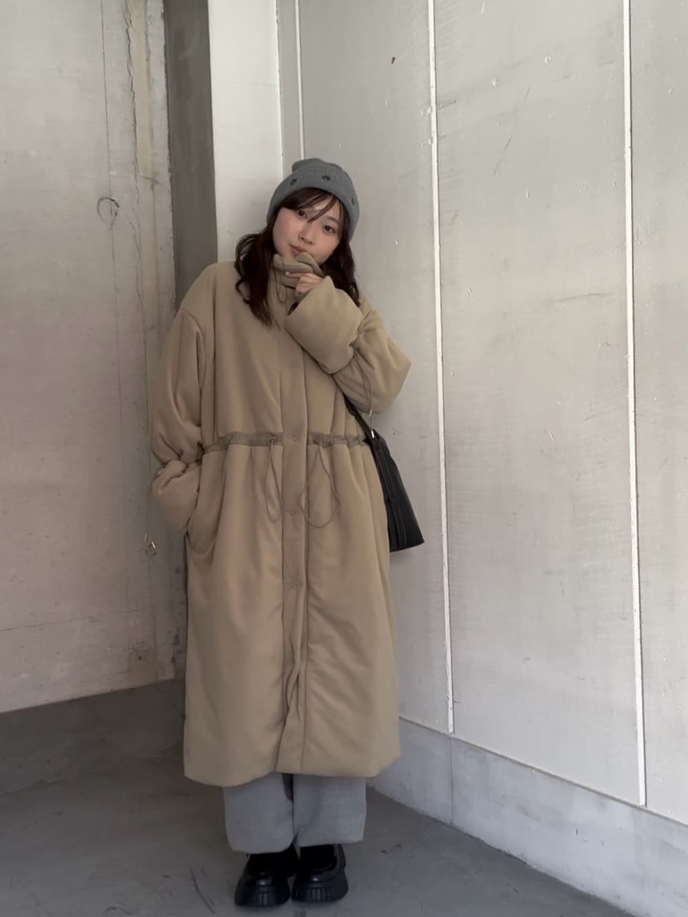 ベージュ系のその他アウター、グレー系のスウェットパンツ、ブラック系のドレスシューズを着用したレディースの秋コーディネートの3枚目の写真