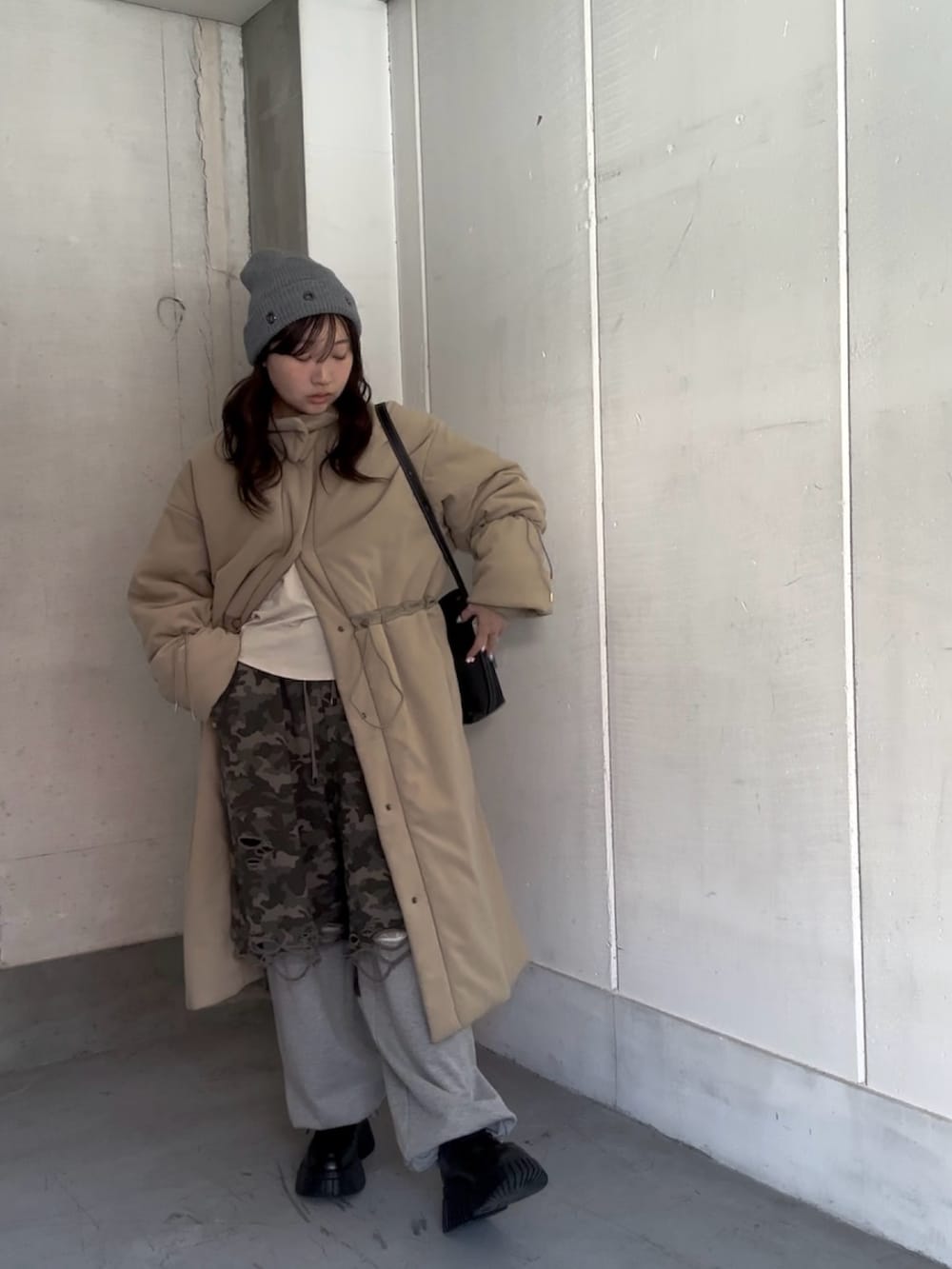 ベージュ系のその他アウター、グレー系のスウェットパンツ、ブラック系のドレスシューズを着用したレディースの秋コーディネートの2枚目の写真