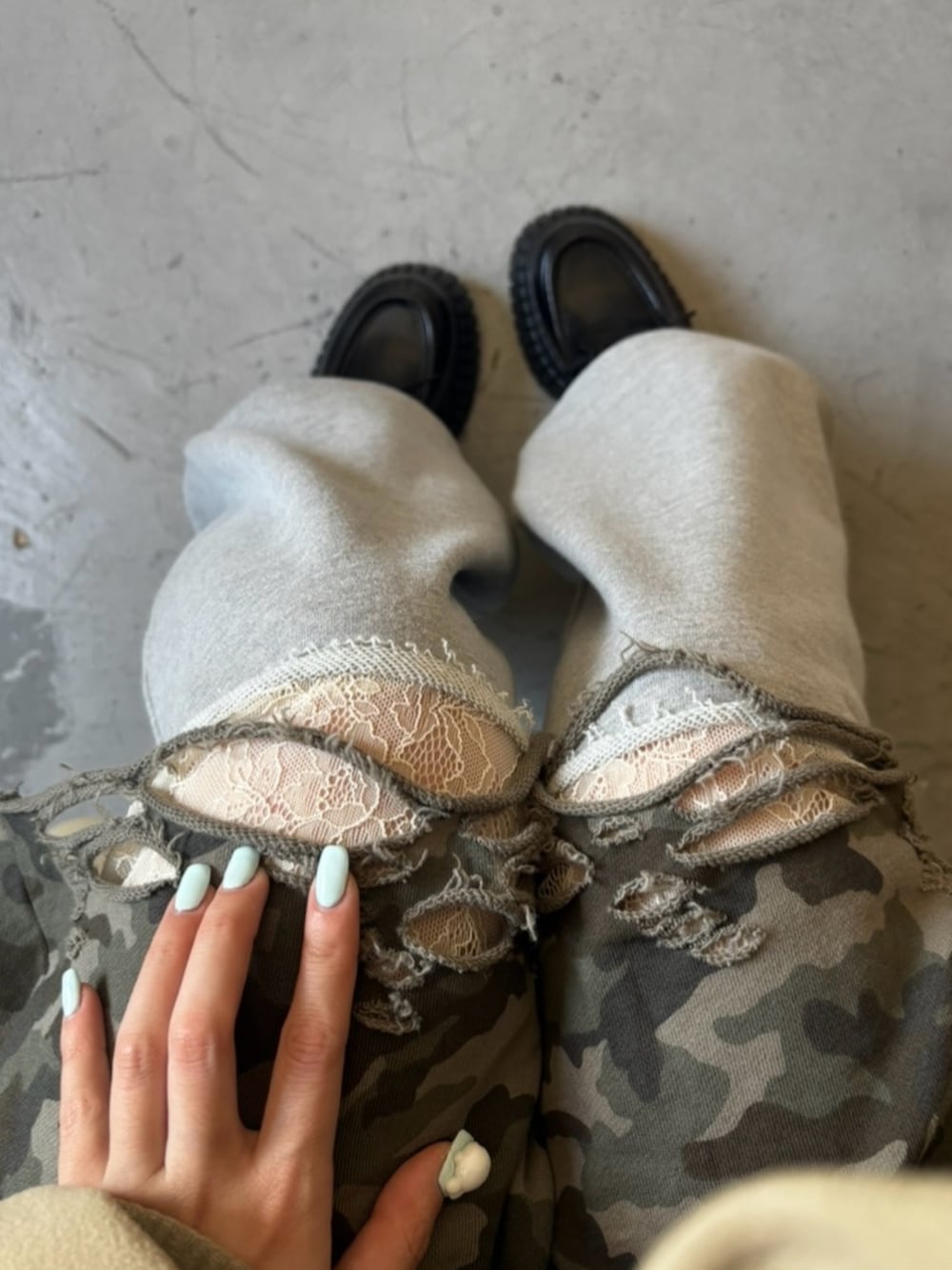 ベージュ系のその他アウター、グレー系のスウェットパンツ、ブラック系のドレスシューズを着用したレディースの秋コーディネートの6枚目の写真