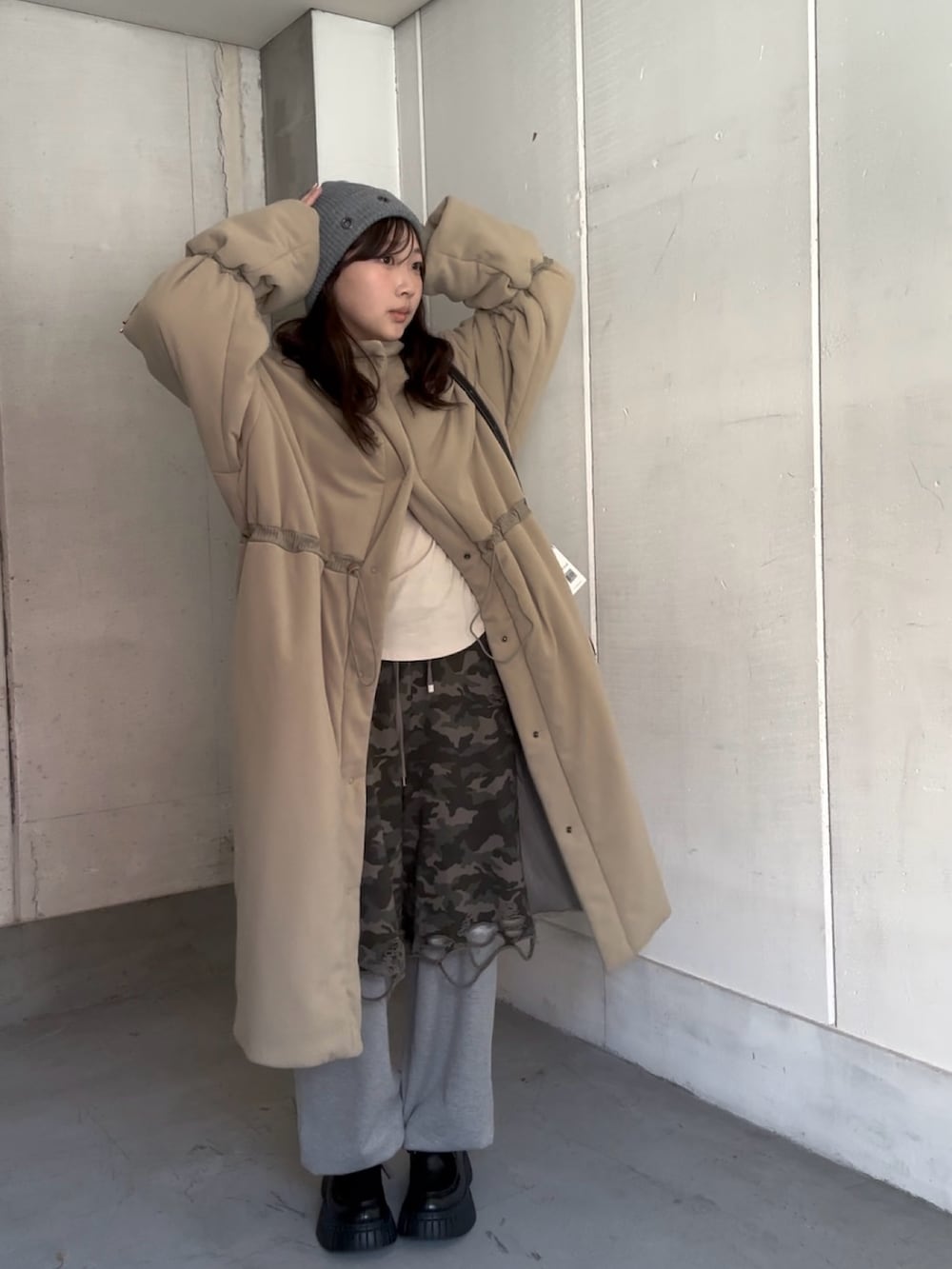 ベージュ系のその他アウター、グレー系のスウェットパンツ、ブラック系のドレスシューズを着用したレディースの秋コーディネートの5枚目の写真