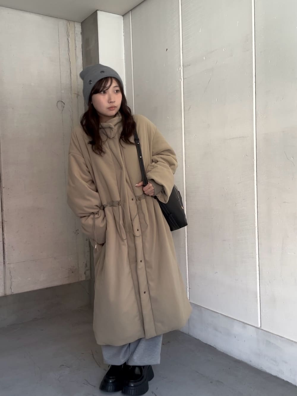 ベージュ系のその他アウター、グレー系のスウェットパンツ、ブラック系のドレスシューズを着用したレディースの秋コーディネートの4枚目の写真