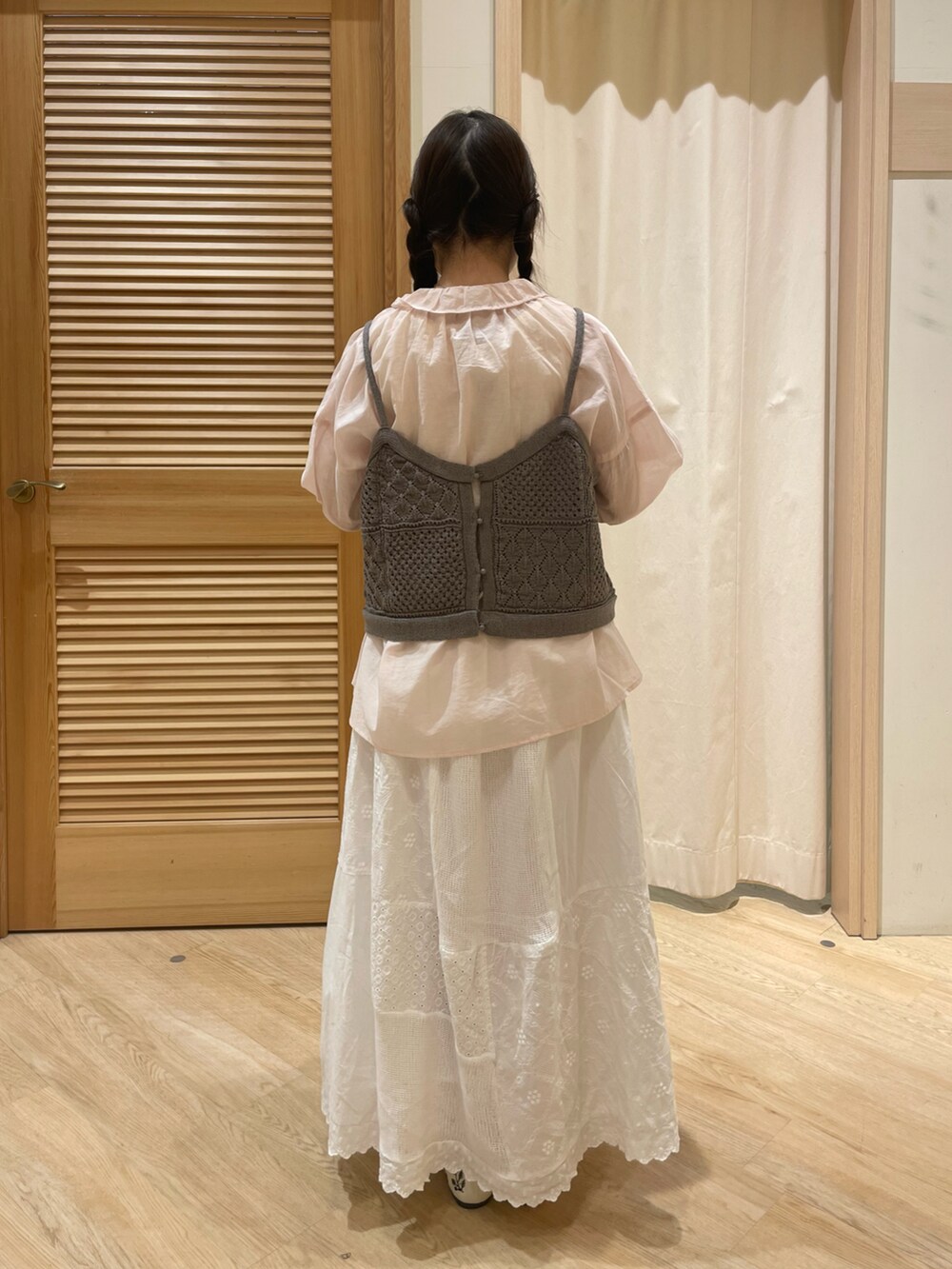 ピンク系のシャツ/ブラウス、グレー系のキャミソール、ホワイト系のスカートを着用したレディースの春コーディネートの3枚目の写真