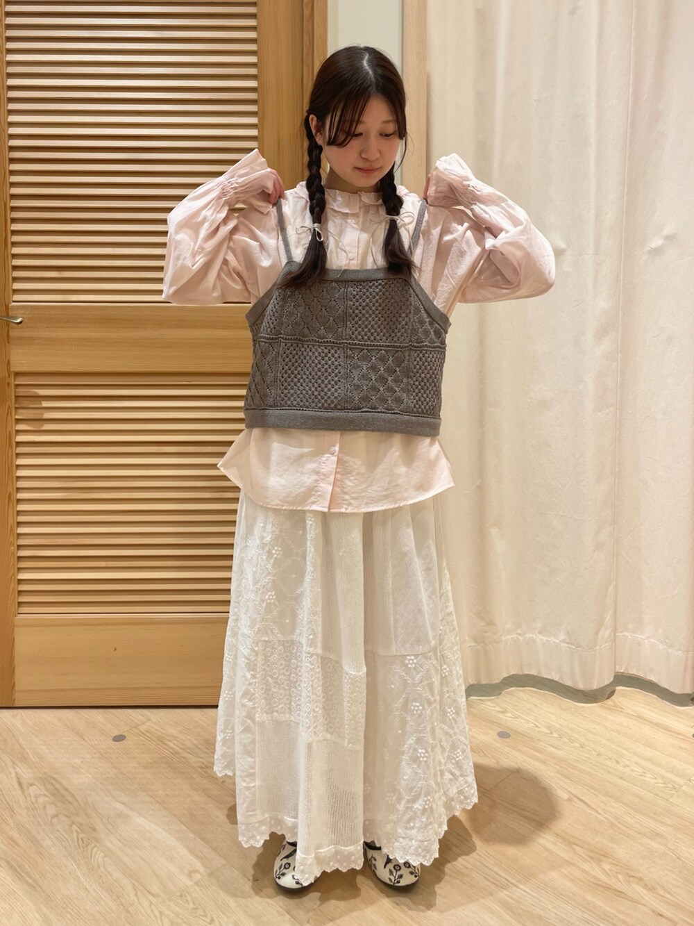 ピンク系のシャツ/ブラウス、グレー系のキャミソール、ホワイト系のスカートを着用したレディースの春コーディネートの2枚目の写真