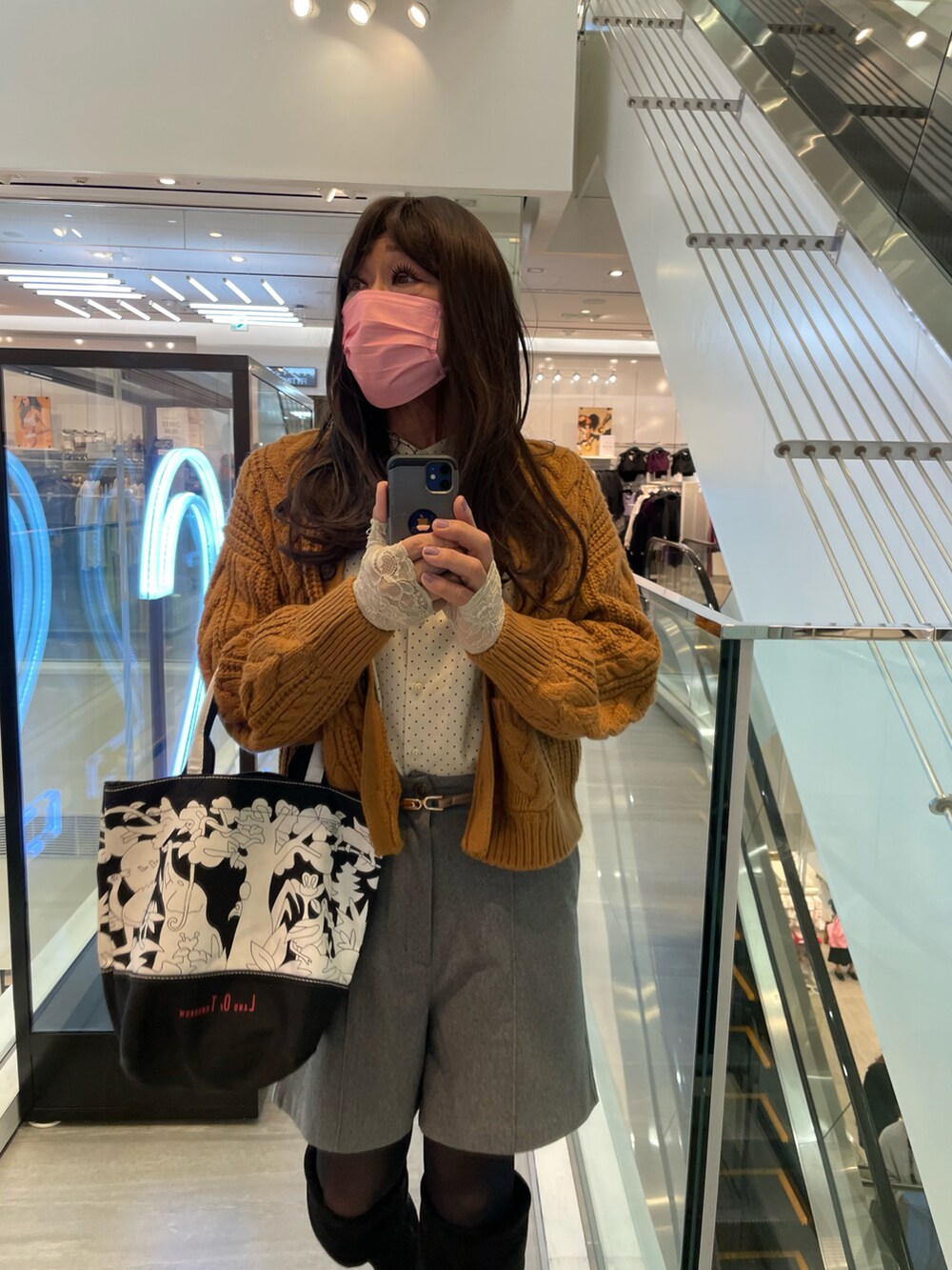 ブラック系のブーツ、グレー系のその他パンツ、ブラウン系のカーディガン/ボレロを着用したメンズの秋コーディネートの2枚目の写真