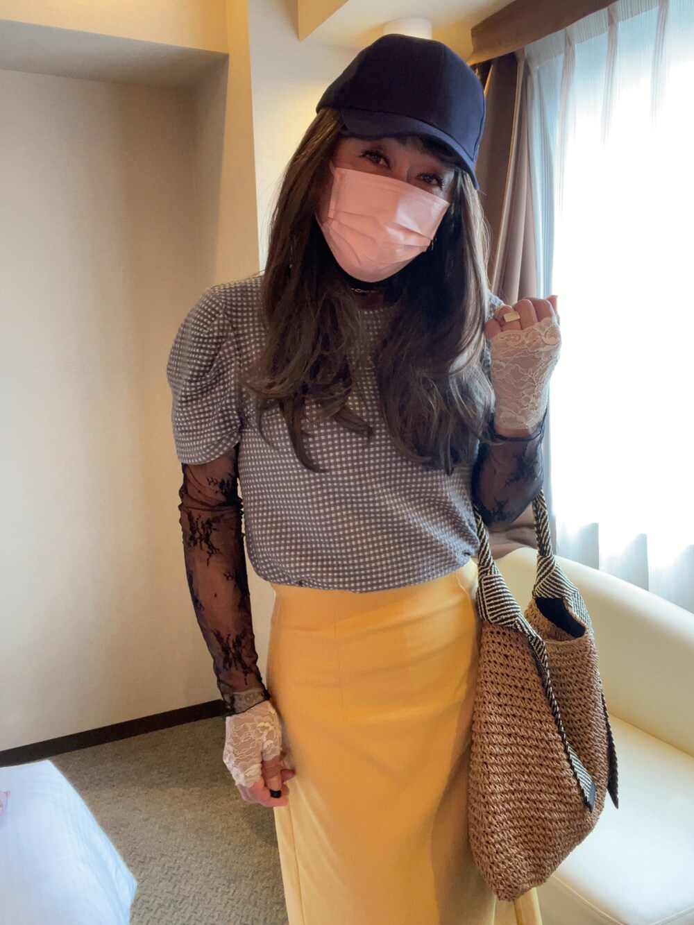 イエロー系のスカート、ピンク系のパーカーを着用したメンズの夏コーディネートの2枚目の写真