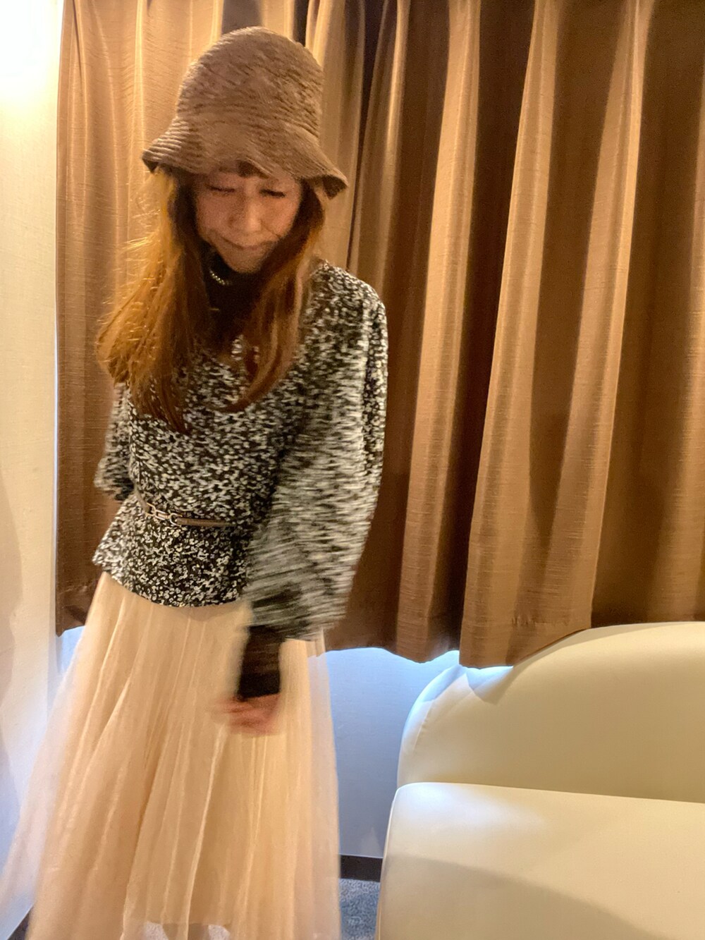 ベージュ系のスカート、ブラック系のシャツ/ブラウスを着用したメンズの夏コーディネートの2枚目の写真