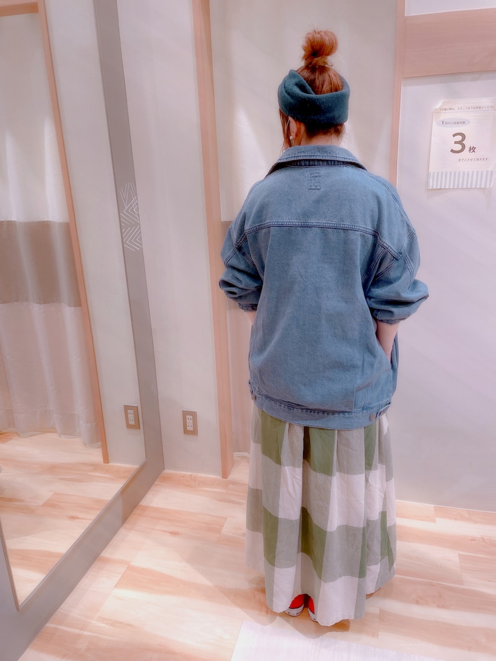 グリーン系のTシャツ/カットソー、ブルー系のデニムジャケット、グリーン系のスカートを着用したレディースの夏コーディネートの2枚目の写真