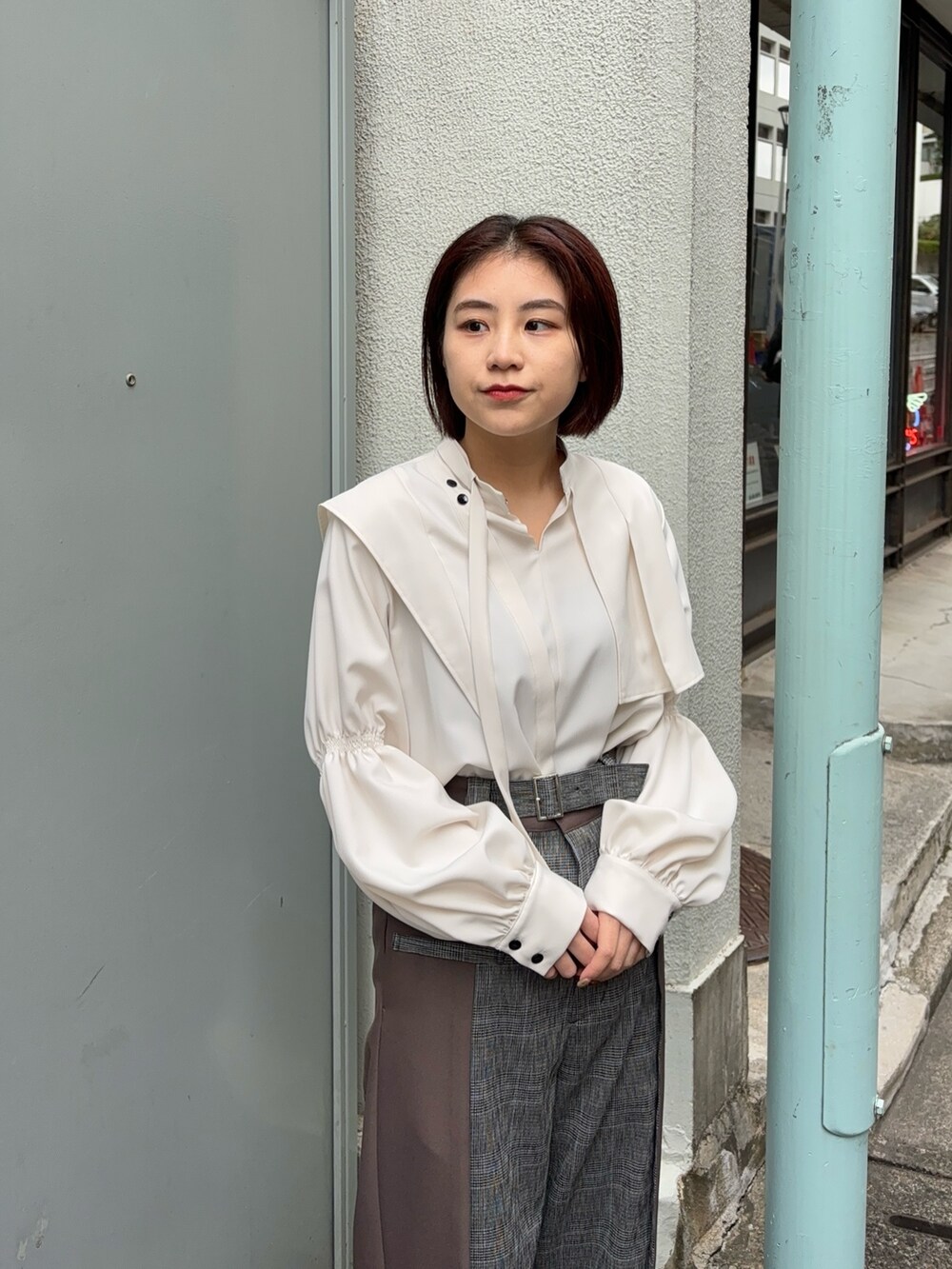 「きれいめコーディネート、ブラウスコーデ、パンツスタイル」｜「UNITED TOKYOのブランカフレアブラウス（シャツ/ブラウス、ホワイト系）」を使った、Yukaさん（レディース・152cm）の秋コーディネートの2枚目の写真
