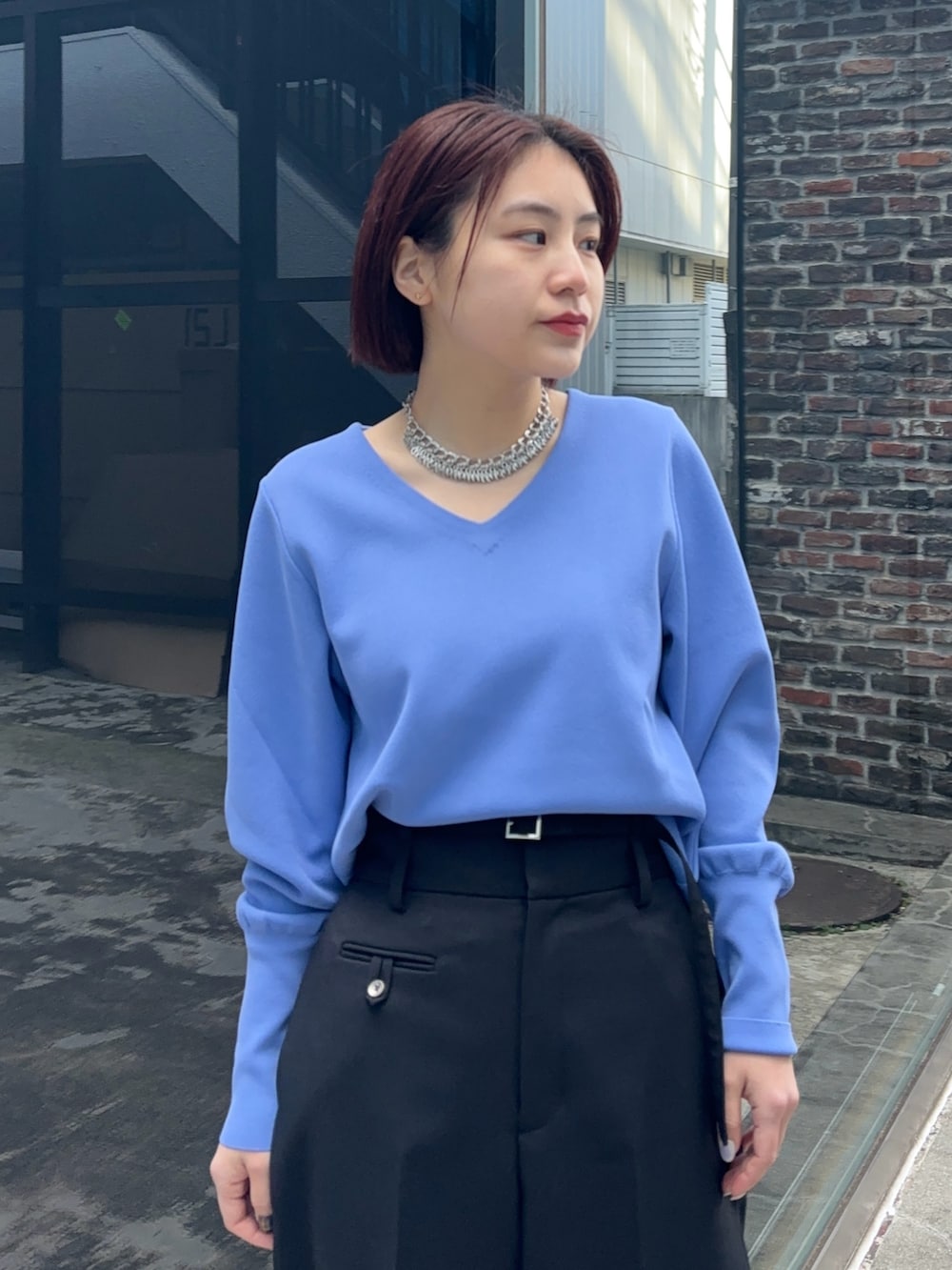 「Vネック、ニット、春コーデ」｜「UNITED TOKYOのウエストベルトテーパードパンツ（その他パンツ、ブラック系）」を使った、Yukaさん（レディース・152cm）の春コーディネートの2枚目の写真