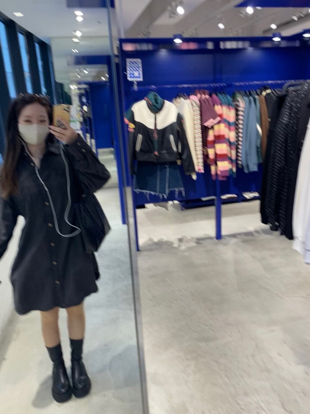 「メンズライク」｜「GUのアイテム（シャツ/ブラウス、グレー系）」を使った、asmさん（レディース・163cm）の秋コーディネートの2枚目の写真