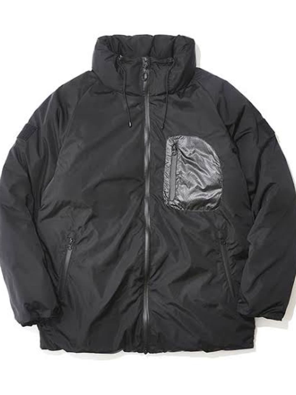 オレンジ系のベスト、ブラック系のダウンジャケット/コート、グリーン系のスウェットを着用したメンズの春コーディネートの2枚目の写真