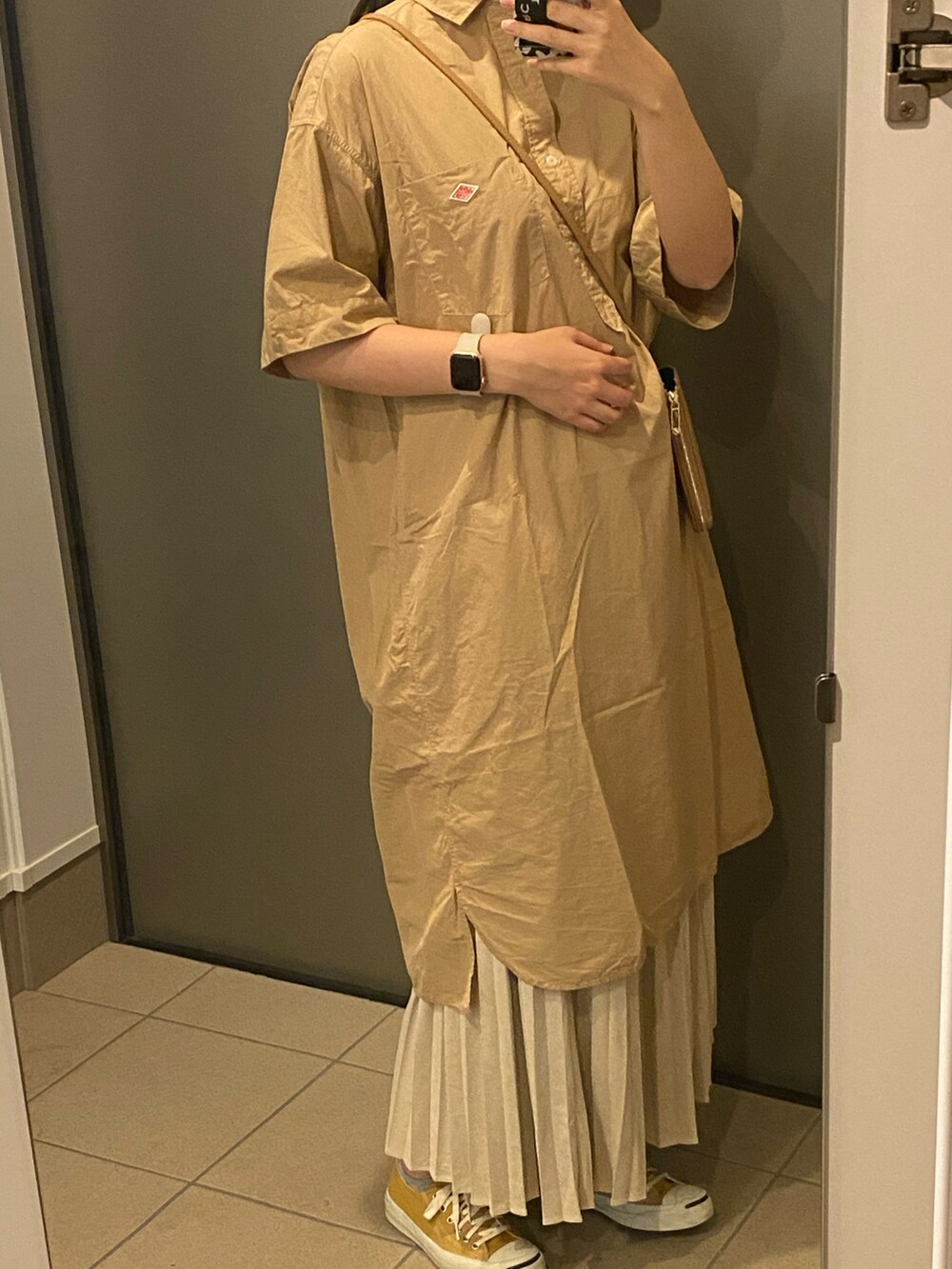 ベージュ系のスカート、ベージュ系のワンピース/ドレス、ベージュ系のスマホケース/カバーを着用したレディースの春コーディネートの3枚目の写真