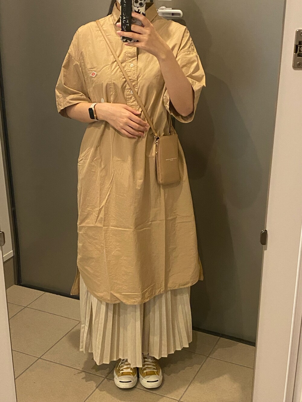 ベージュ系のスカート、ベージュ系のワンピース/ドレス、ベージュ系のスマホケース/カバーを着用したレディースの春コーディネートの2枚目の写真