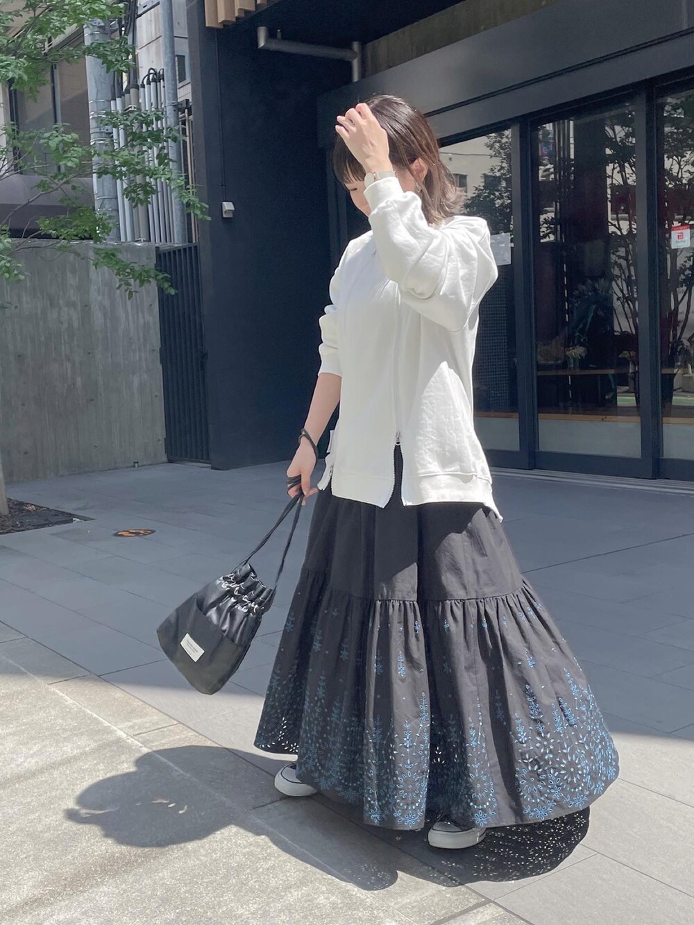「秋先取りコーデ、秋服準備はじめました、休日コーデ、ロングワンピース、刺繍、スウェット、ロゴT、ootd、エレガント、きれいめカジュアル、ヘレンチア、ヘレンチアコーデ図鑑、骨格ウェーブ、低身長コーデ、いいね、save、フォローお願いします🤑」｜「HERENCIAのアイテム（スウェット、ホワイト系）」を使った、satomiさん（レディース・150cm）の秋コーディネートの2枚目の写真