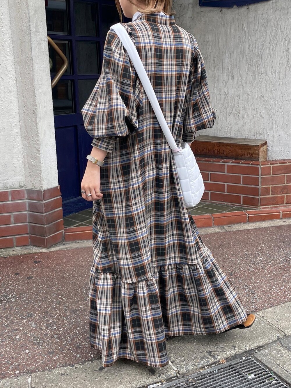 ブラック系のドレスを着用したレディースの秋コーディネートの2枚目の写真