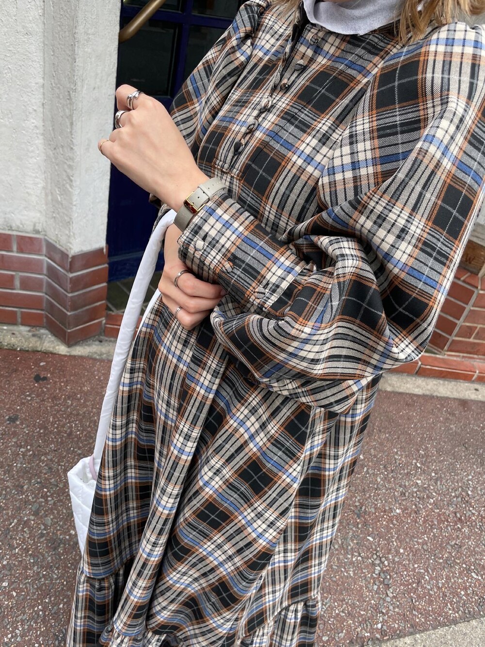 ブラック系のドレスを着用したレディースの秋コーディネートの3枚目の写真