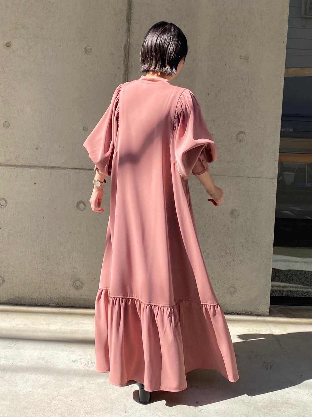 ピンク系のドレスを着用したレディースの秋コーディネートの2枚目の写真