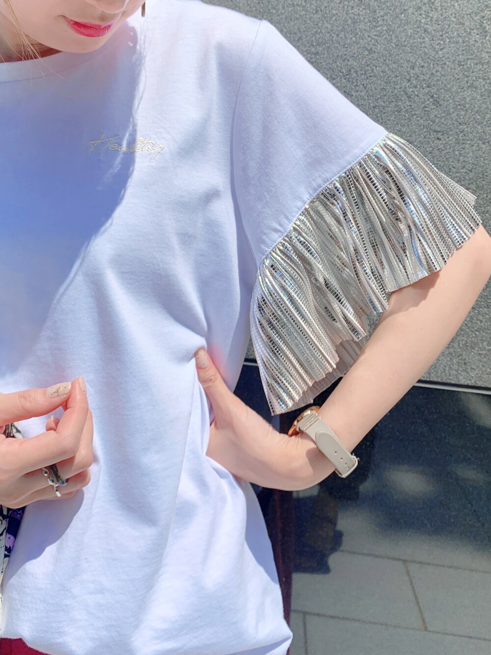 「低身長、低身長女子、カラーパンツ、アウトドアスタイル、モード、ロゴT、シャツスタイル、ピンク、きれいめカジュアル、リネン、休日スタイル、いいね、save、フォローお願いします🤑、ヘレンチア、着回しコーデ、スニーカーコーデ」｜「HERENCIAの刺繍入り 箔プリント フレアスリーブカットソー（Tシャツ/カットソー、ホワイト系）」を使った、satomiさん（レディース・150cm）の夏コーディネートの4枚目の写真
