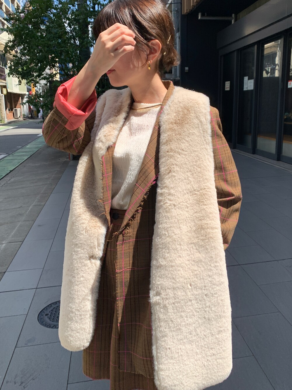 「秋服まるっと大公開、秋コーデ、ベスト、ファーベスト、ブーツ、カラー×コーデ、ブラウン、ベージュ、ジャケットスタイル、お出かけコーデ、セットアップ、休日スタイル、チェック、低身長、いいね、save、フォローお願いします🤑」｜「HERENCIAのグレンチェック カットオフ ショートパンツ（その他パンツ、ブラウン系）」を使った、satomiさん（レディース・150cm）の秋コーディネートの3枚目の写真