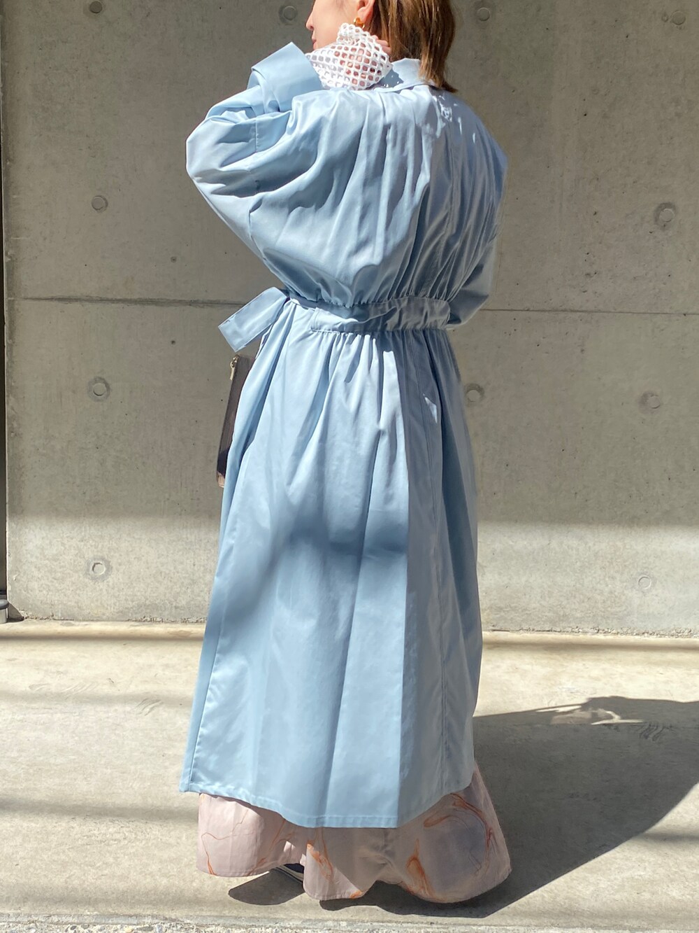 「パステル映える春、スクエアバッグ、マーメイドスカート、春服みてみて、休日スタイル、トレンチコート、春コーデ、低身長、低身長コーデ、骨格ウェーブ、サックスブルー、スプリングコート、ヘレンチアコーデ図鑑、ヘレンチア、お花見コーデ」｜「mysticのクリア3セットバッグ（ショルダーバッグ、ベージュ系）」を使った、satomiさん（レディース・150cm）の春コーディネートの2枚目の写真