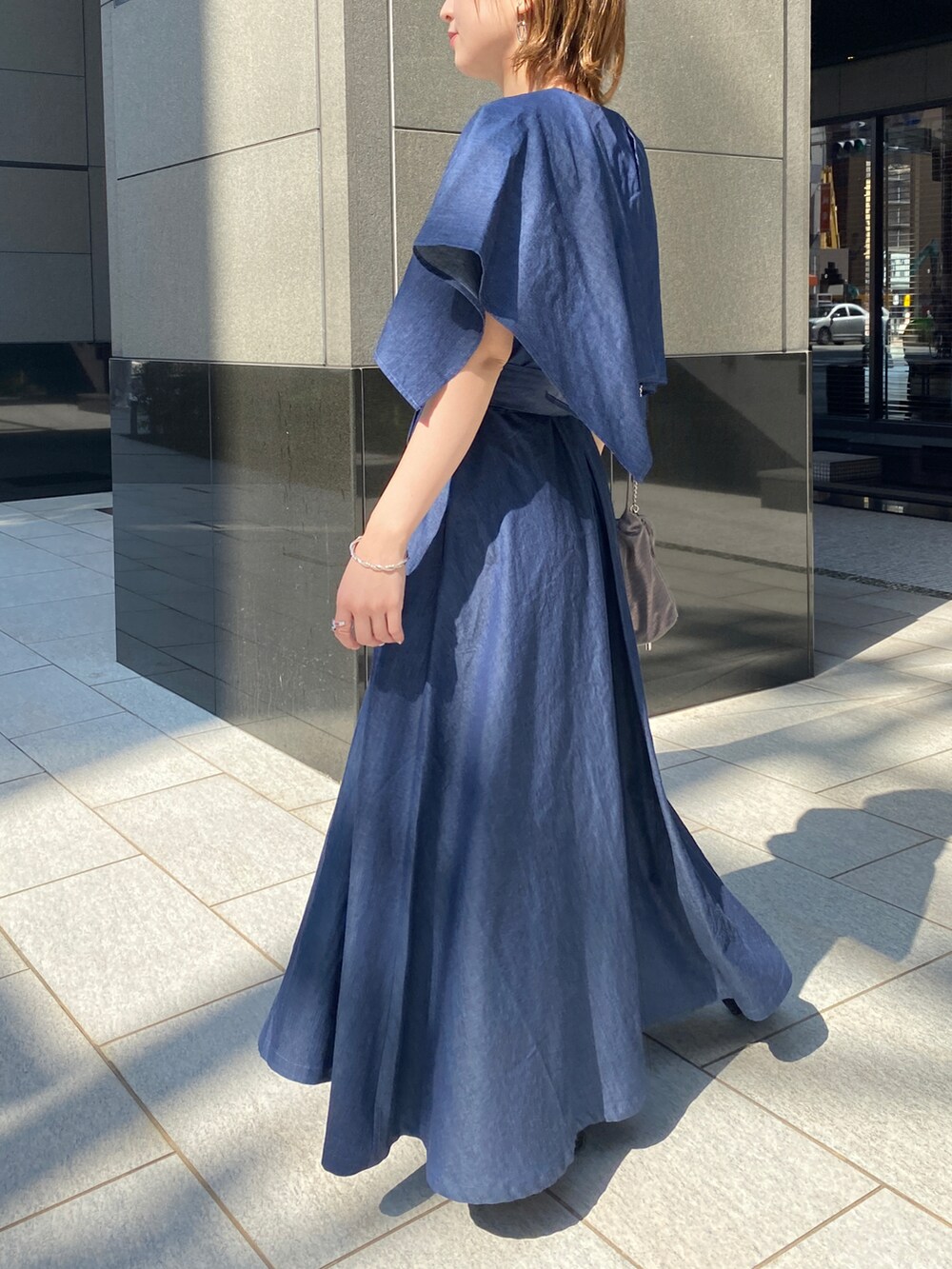 「春服デビュー宣言、春服みてみて、シンプルコーデ、淡色コーデ、きれいめカジュアル、ローファー、ビッグカラー、デニム、デニムワンピース、お出かけコーデ、低身長、低身長コーデ、骨格ウェーブ、ヘレンチアコーデ図鑑、ヘレンチア」｜「HERENCIAのケープ ビッグカラー タックフレアワンピース ドレス（ドレス、ブルー系）」を使った、satomiさん（レディース・150cm）の春コーディネートの2枚目の写真
