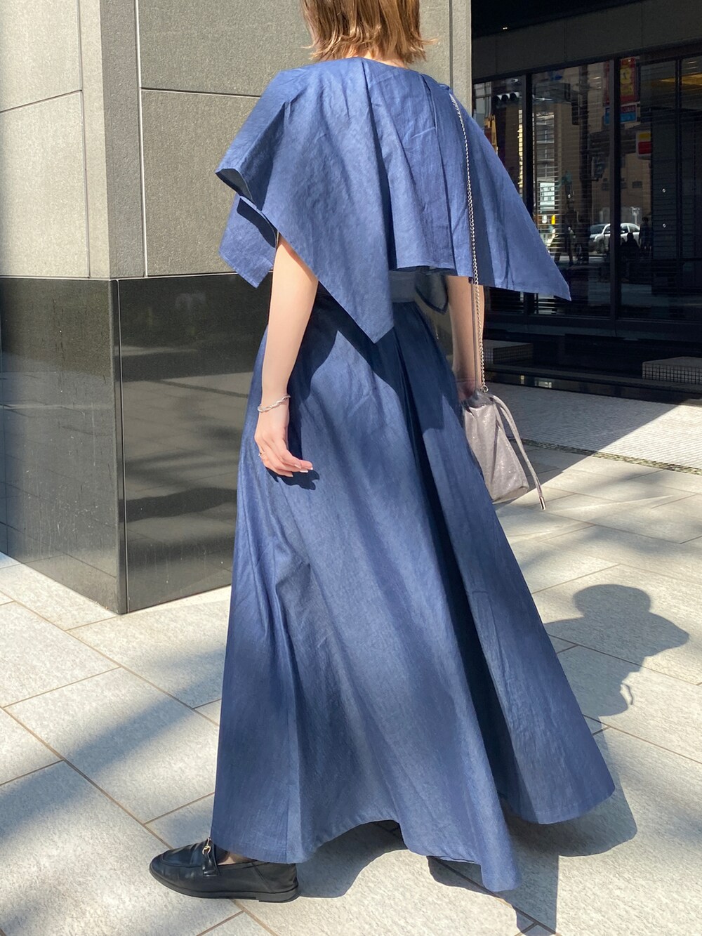 「春服デビュー宣言、春服みてみて、シンプルコーデ、淡色コーデ、きれいめカジュアル、ローファー、ビッグカラー、デニム、デニムワンピース、お出かけコーデ、低身長、低身長コーデ、骨格ウェーブ、ヘレンチアコーデ図鑑、ヘレンチア」｜「HERENCIAのケープ ビッグカラー タックフレアワンピース ドレス（ドレス、ブルー系）」を使った、satomiさん（レディース・150cm）の春コーディネートの3枚目の写真