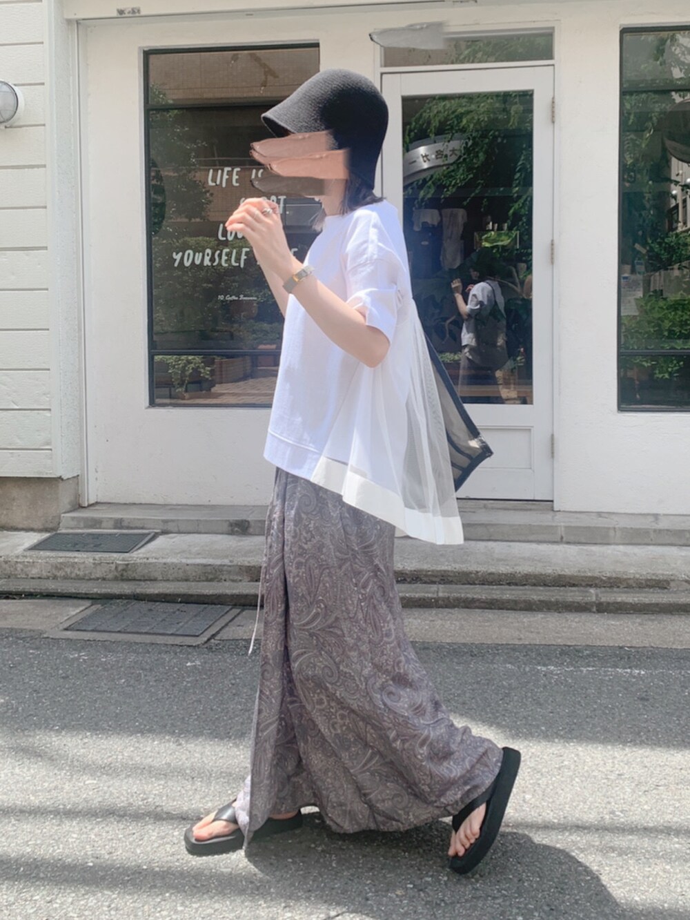 「休日スタイル、きれいめカジュアル、クリアバッグ、ストリート、麦わら帽子、夏コーデ、厚底サンダル、プチプラ、低身長、低身長コーデ、低身長女子、ヘレンチア、いいね、save、フォローお願いします🤑、ロングスカート、デザイントップス」｜「HERENCIAの度詰め天竺 フロント切替え バックチュール ショートスリーブ（Tシャツ/カットソー、ホワイト系）」を使った、satomiさん（レディース・150cm）の夏コーディネートの2枚目の写真