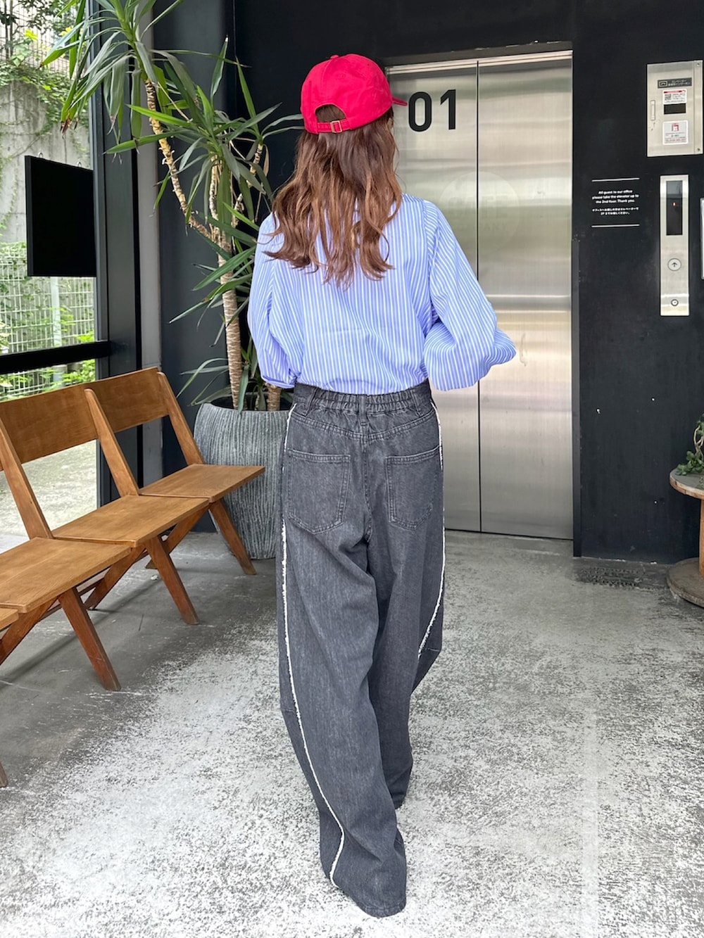 ブルー系のシャツ/ブラウス、ブラック系のデニムパンツ、ブラック系のブーツを着用したレディースの秋コーディネートの3枚目の写真