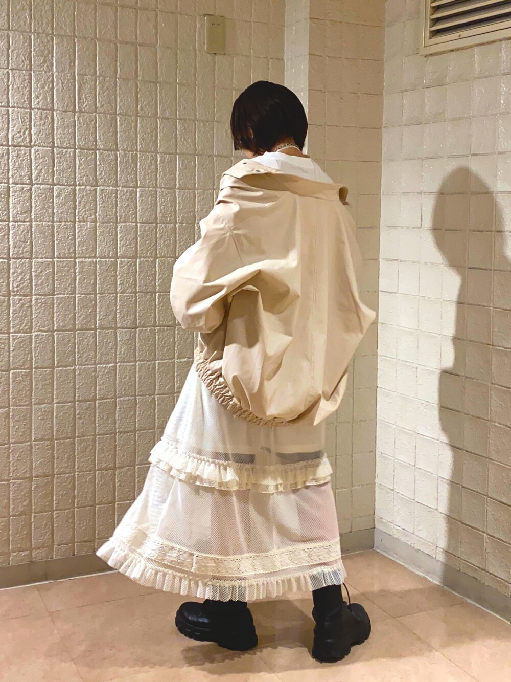 ホワイト系のTシャツ/カットソー、ホワイト系のワンピース、ホワイト系のブルゾンを着用したレディースの春コーディネートの2枚目の写真