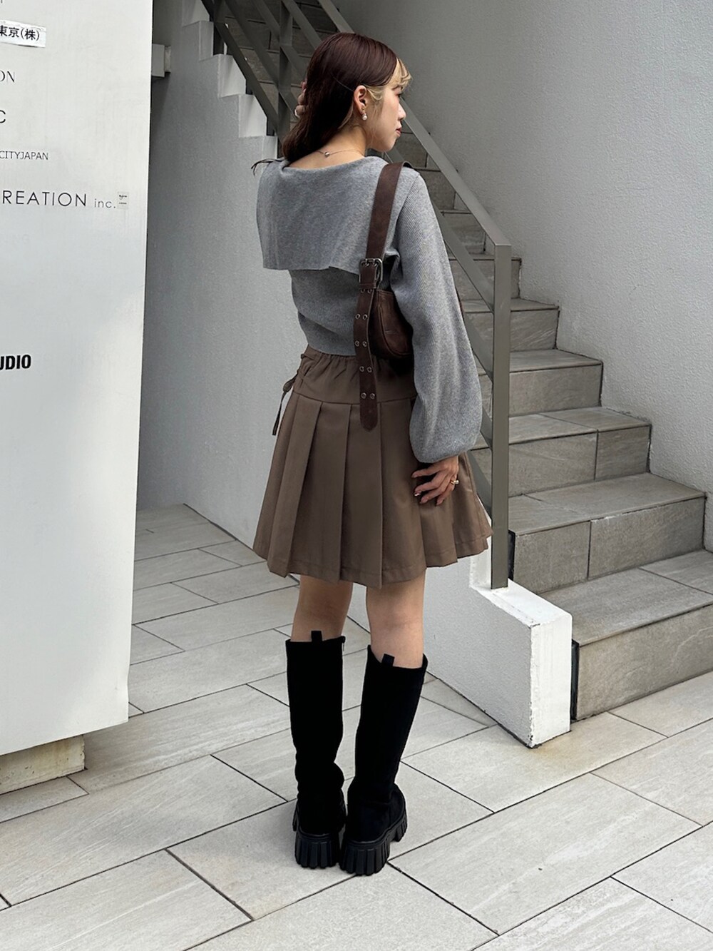 「秋っぽコーデ更新中、レイヤードスタイル、オトナカジュアル、プリーツスカート、大人ガーリー、グレー、ブラウン、ロングブーツ、カーディガン、セーラーカラー、スウェード」｜「w closetのサイドリボン付きプリーツスカート（スカート、ブラウン系）」を使った、kanoさん（レディース・157cm）の秋コーディネートの2枚目の写真