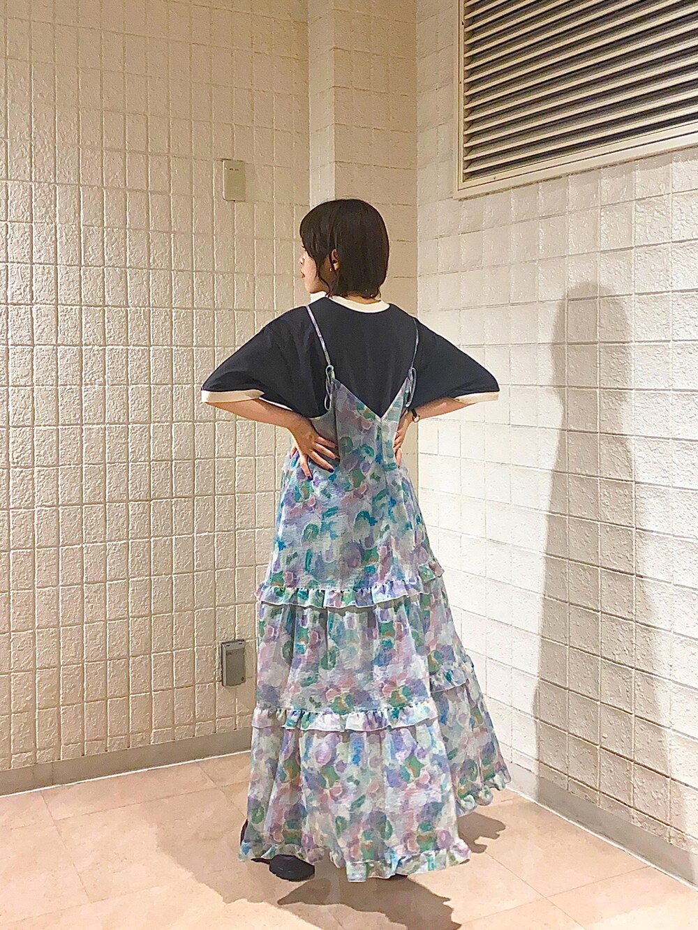「春服、春夏コーデ、休日スタイル、大人ガーリー、春色、キャミワンピ、シアーワンピース、ロゴT、カジュアルガーリー、ティアードワンピース、ブルー、グリーン、パープル」|「w closetのリンガーレトロTee(Tシャツ/カットソー、ブラック系)」を使った、kanoさん(レディース・157cm)の春コーディネートの2枚目の写真
