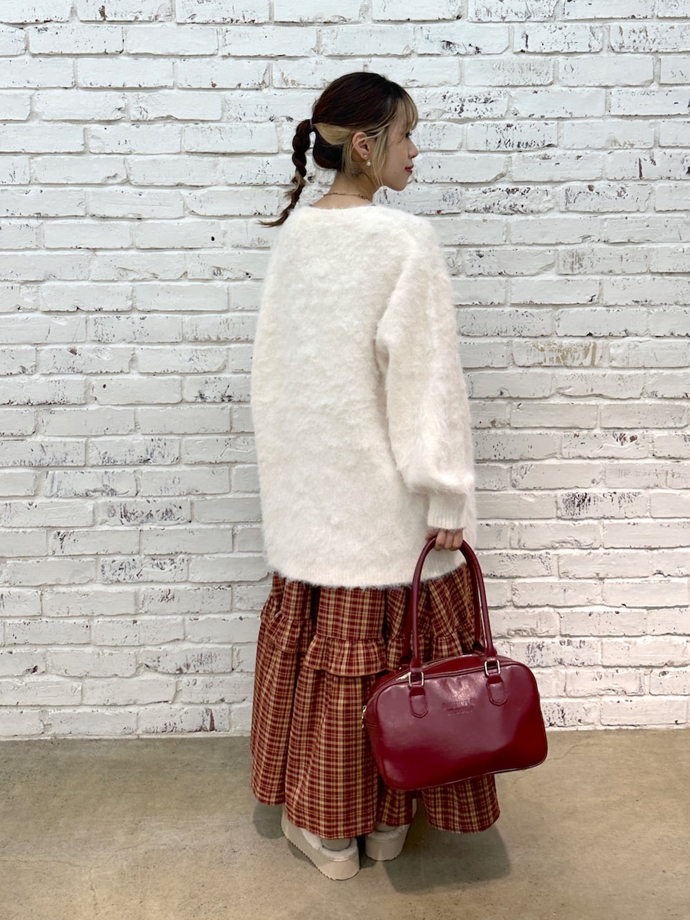 「秋コーデ、テーマパークコーデ、カーディガン、秋服準備はじめました、キャミワンピ、ボルドー、チェックワンピース、チェック柄、秋カラー、秋冬コーデ、骨格ウェーブ、今日のコーデ、シャギーニット」｜「w closetのスクエアボストンBAG（ボストンバッグ、レッド系）」を使った、kanoさん（レディース・157cm）の秋コーディネートの2枚目の写真
