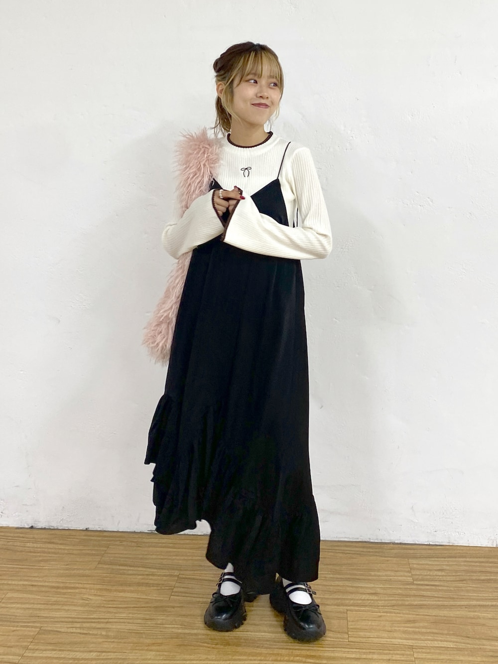 ブラック系のワンピース、ホワイト系のニット/セーター、ブラック系のスニーカーを着用したレディースの秋コーディネートの2枚目の写真