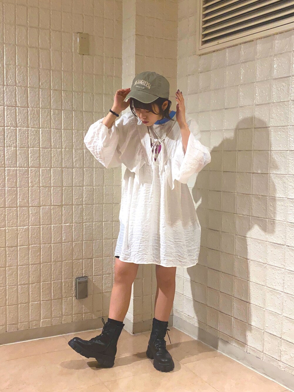 「春服、春夏コーデ、オトナカジュアル、休日スタイル、カジュアルコーデ、レイヤード、シアートップス、ミニワンピ、フリル、キャップ、ダブルクローゼット、wcloset」｜「w closetの刺繍ロゴキャップ（キャップ、ベージュ系）」を使った、kanoさん（レディース・157cm）の春コーディネートの2枚目の写真