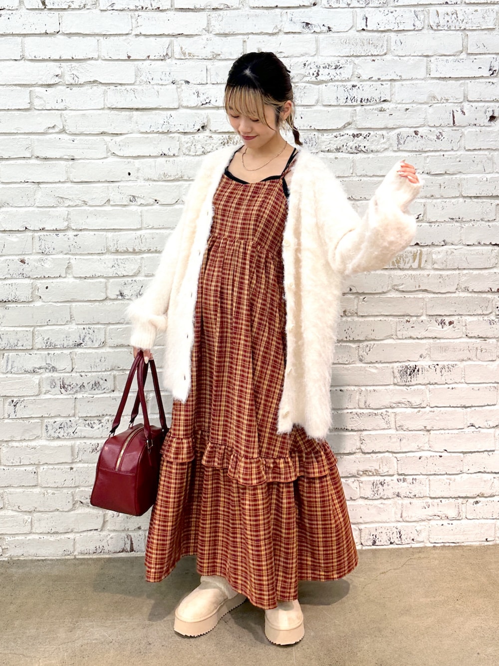 「秋コーデ、テーマパークコーデ、カーディガン、秋服準備はじめました、キャミワンピ、ボルドー、チェックワンピース、チェック柄、秋カラー、秋冬コーデ、骨格ウェーブ、今日のコーデ、シャギーニット」｜「w closetのスクエアボストンBAG（ボストンバッグ、レッド系）」を使った、kanoさん（レディース・157cm）の秋コーディネートの3枚目の写真