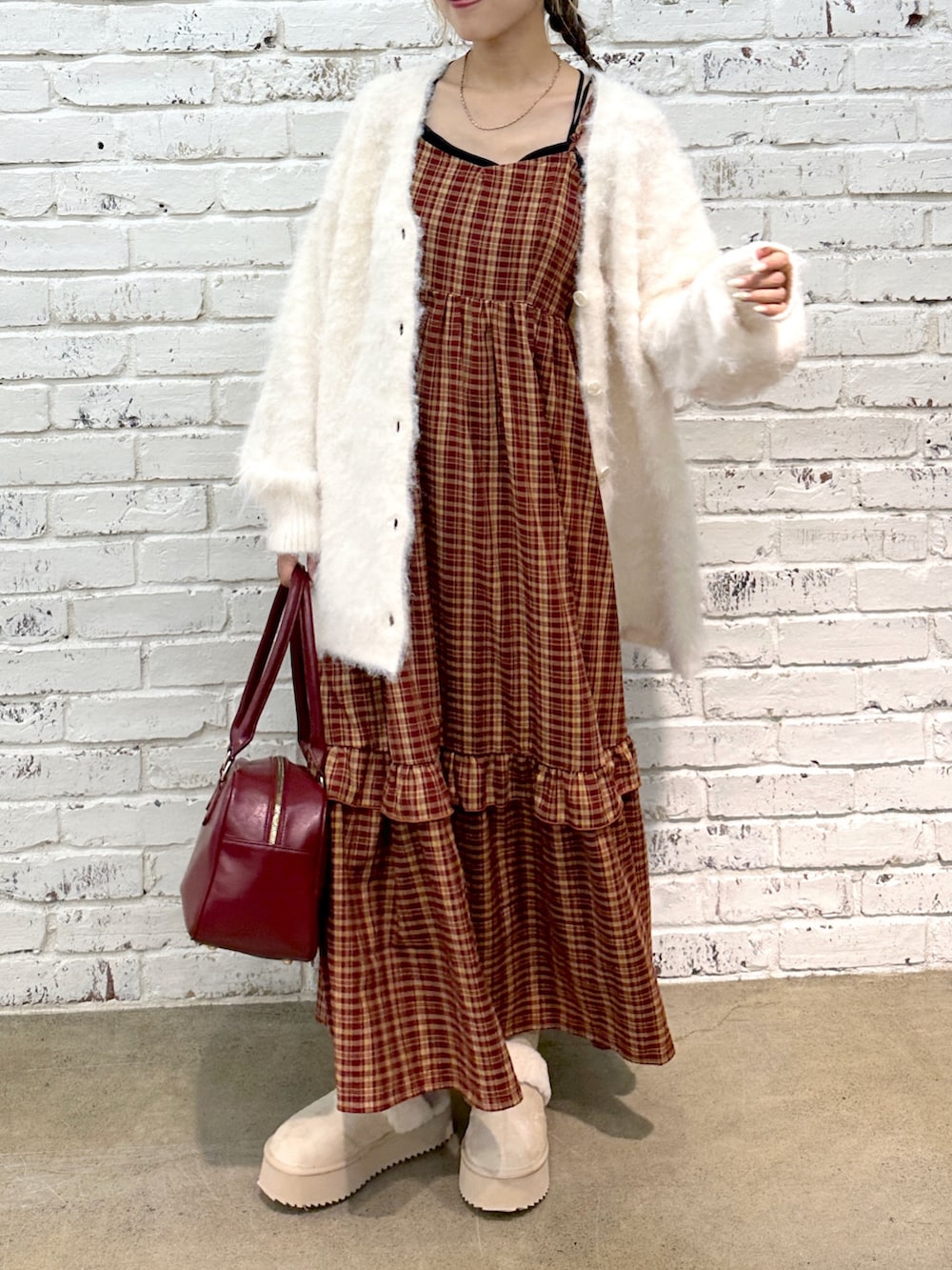 「秋コーデ、テーマパークコーデ、カーディガン、秋服準備はじめました、キャミワンピ、ボルドー、チェックワンピース、チェック柄、秋カラー、秋冬コーデ、骨格ウェーブ、今日のコーデ、シャギーニット」｜「w closetのスクエアボストンBAG（ボストンバッグ、レッド系）」を使った、kanoさん（レディース・157cm）の秋コーディネートの4枚目の写真