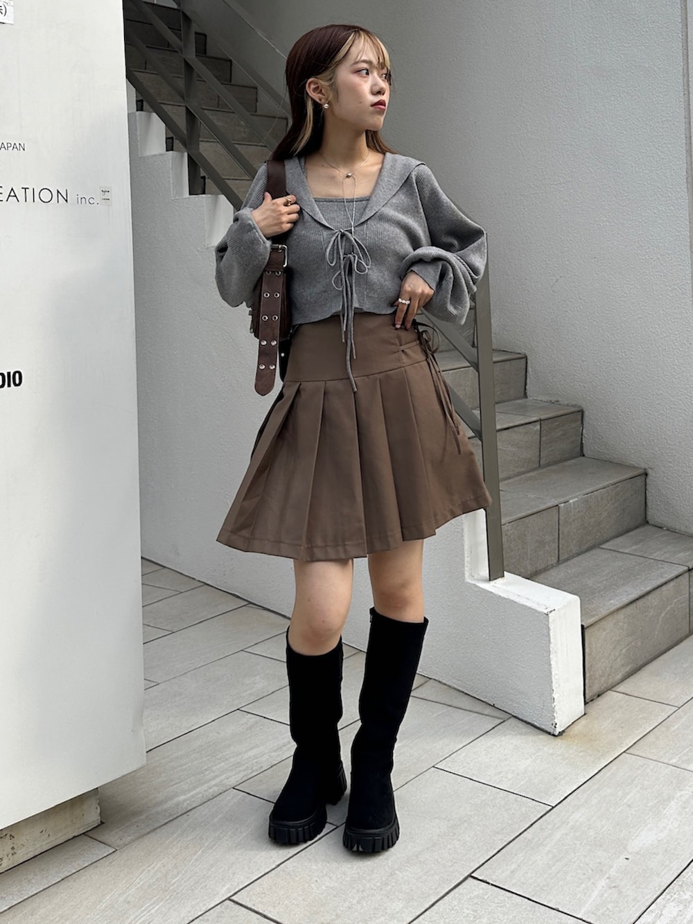 「秋っぽコーデ更新中、レイヤードスタイル、オトナカジュアル、プリーツスカート、大人ガーリー、グレー、ブラウン、ロングブーツ、カーディガン、セーラーカラー、スウェード」｜「w closetのサイドリボン付きプリーツスカート（スカート、ブラウン系）」を使った、kanoさん（レディース・157cm）の秋コーディネートの3枚目の写真