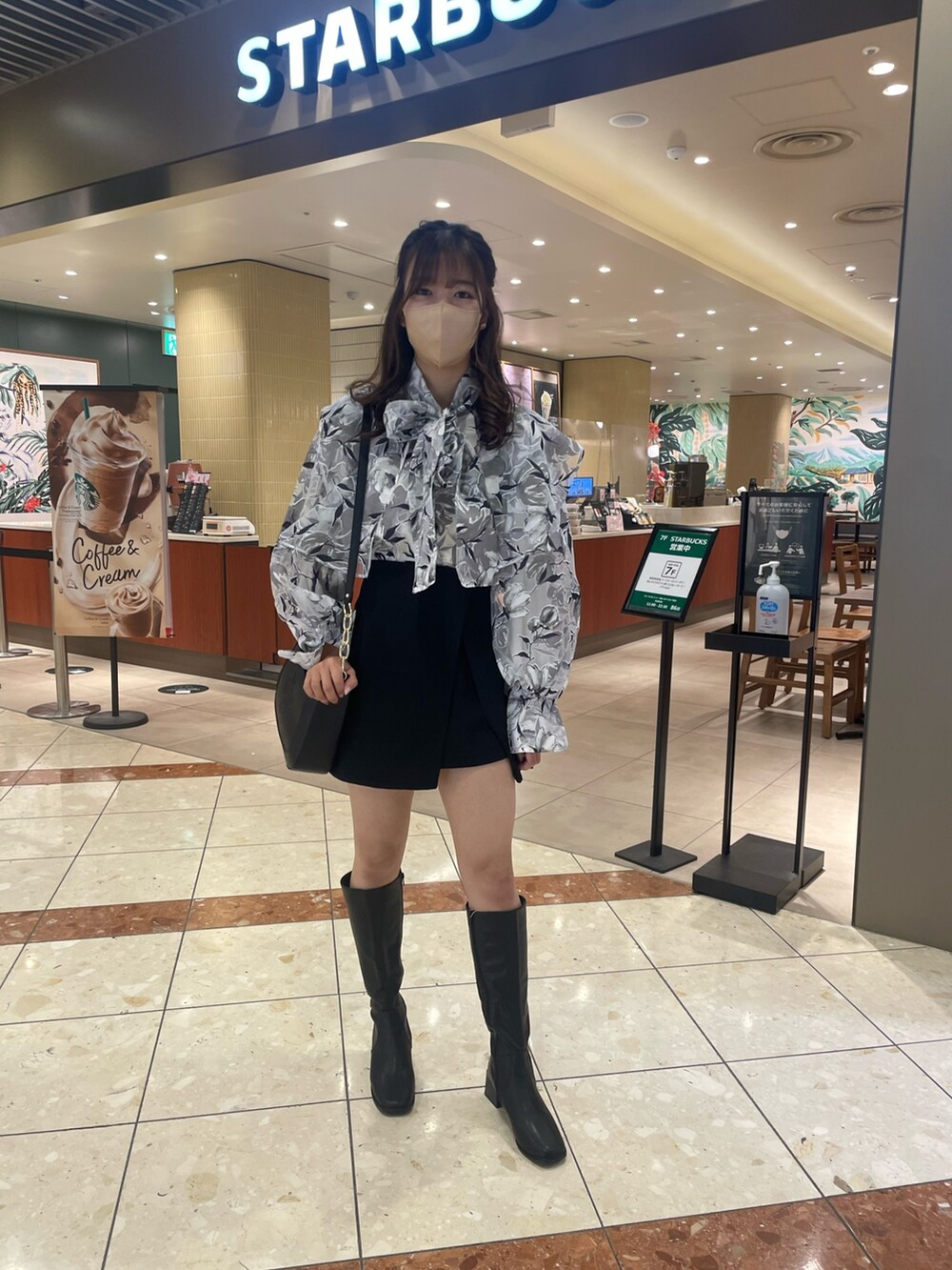 「one after another NICE CLAUPのビジューボタンスカパン　2023SS（その他パンツ、ブラック系）」を使った、iammiyuuuuuさん（レディース・164cm）の春コーディネートの2枚目の写真
