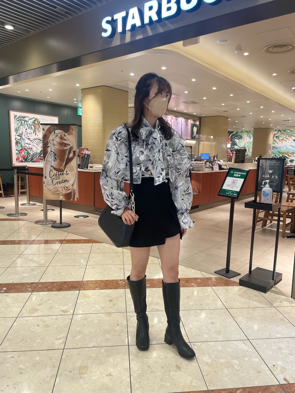 「one after another NICE CLAUPのビジューボタンスカパン　2023SS（その他パンツ、ブラック系）」を使った、iammiyuuuuuさん（レディース・164cm）の春コーディネートの3枚目の写真