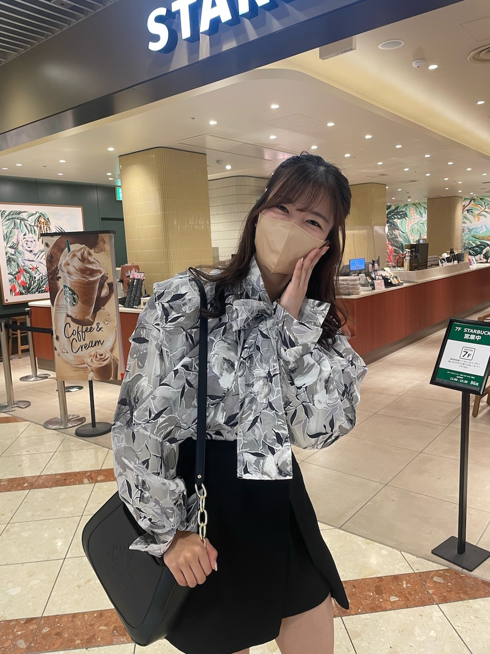「one after another NICE CLAUPのビジューボタンスカパン　2023SS（その他パンツ、ブラック系）」を使った、iammiyuuuuuさん（レディース・164cm）の春コーディネートの4枚目の写真