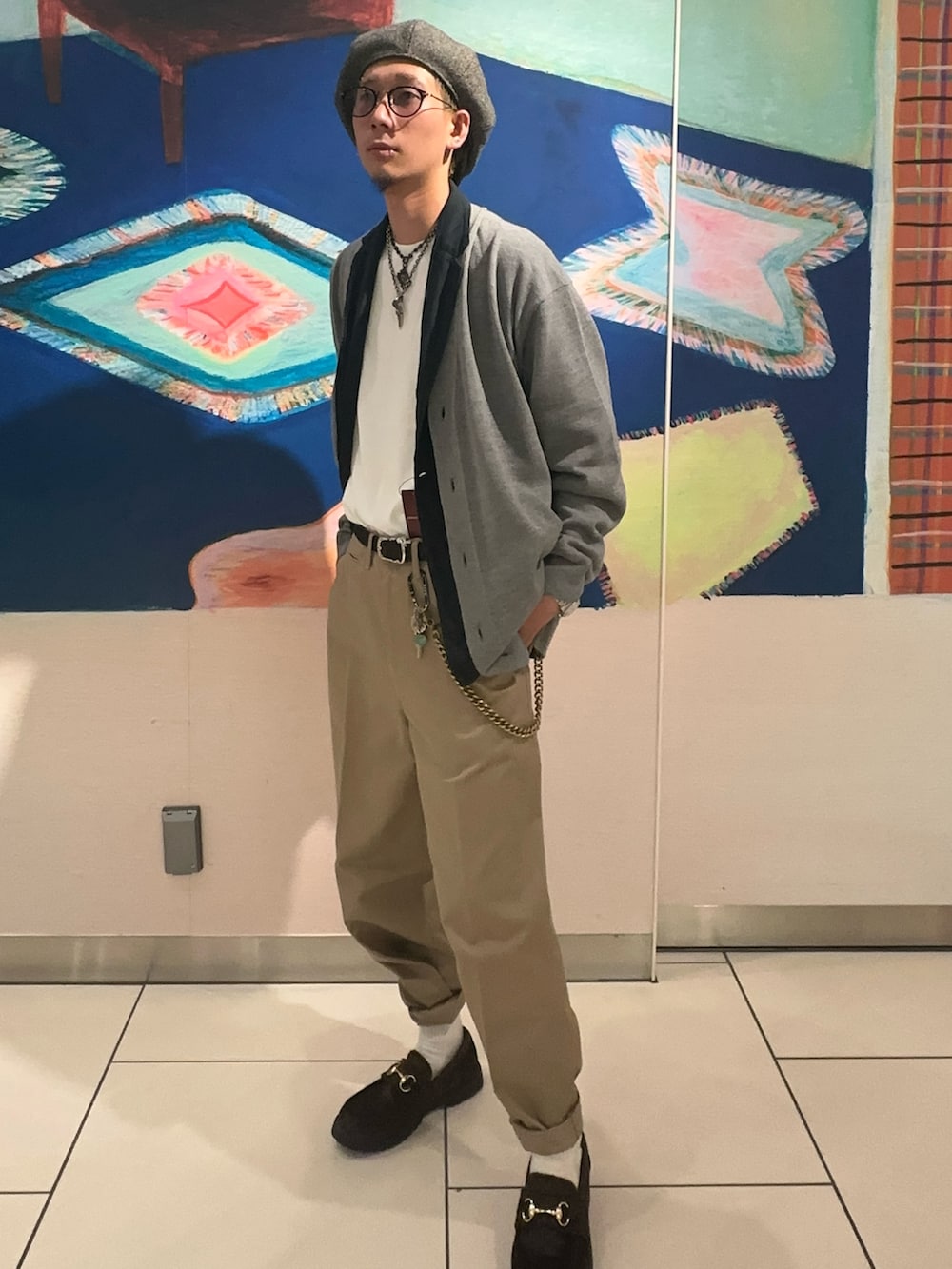 グレー系のカーディガン/ボレロ、ブラック系のその他アウター、ホワイト系のTシャツ/カットソーを着用したメンズの秋コーディネートの2枚目の写真