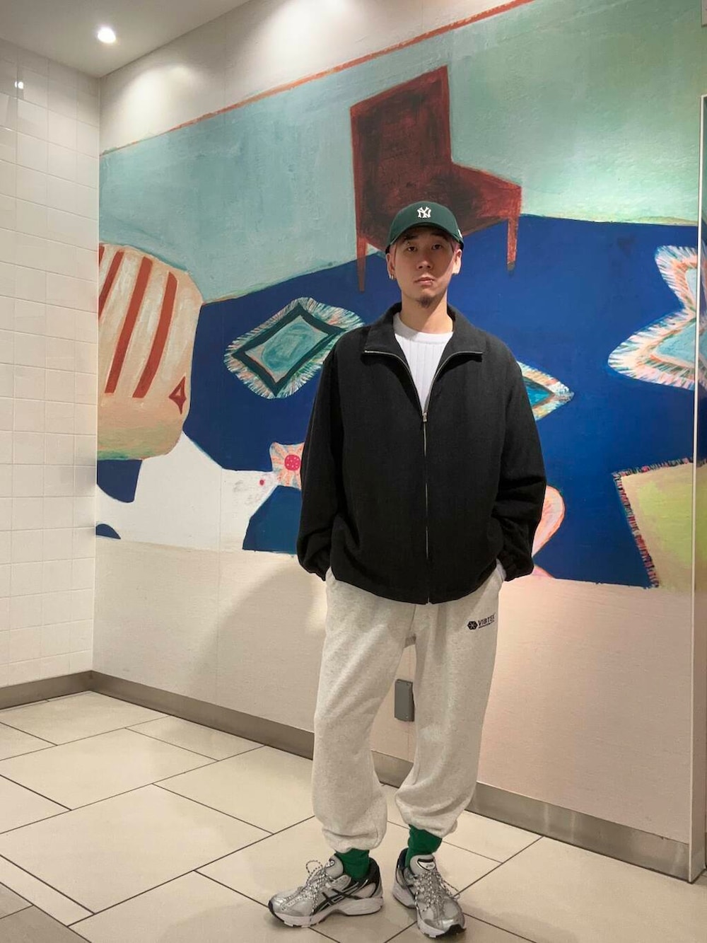 グレー系のその他パンツ、グレー系のブルゾン、ブルー系のニット/セーターを着用したメンズの冬コーディネートの4枚目の写真