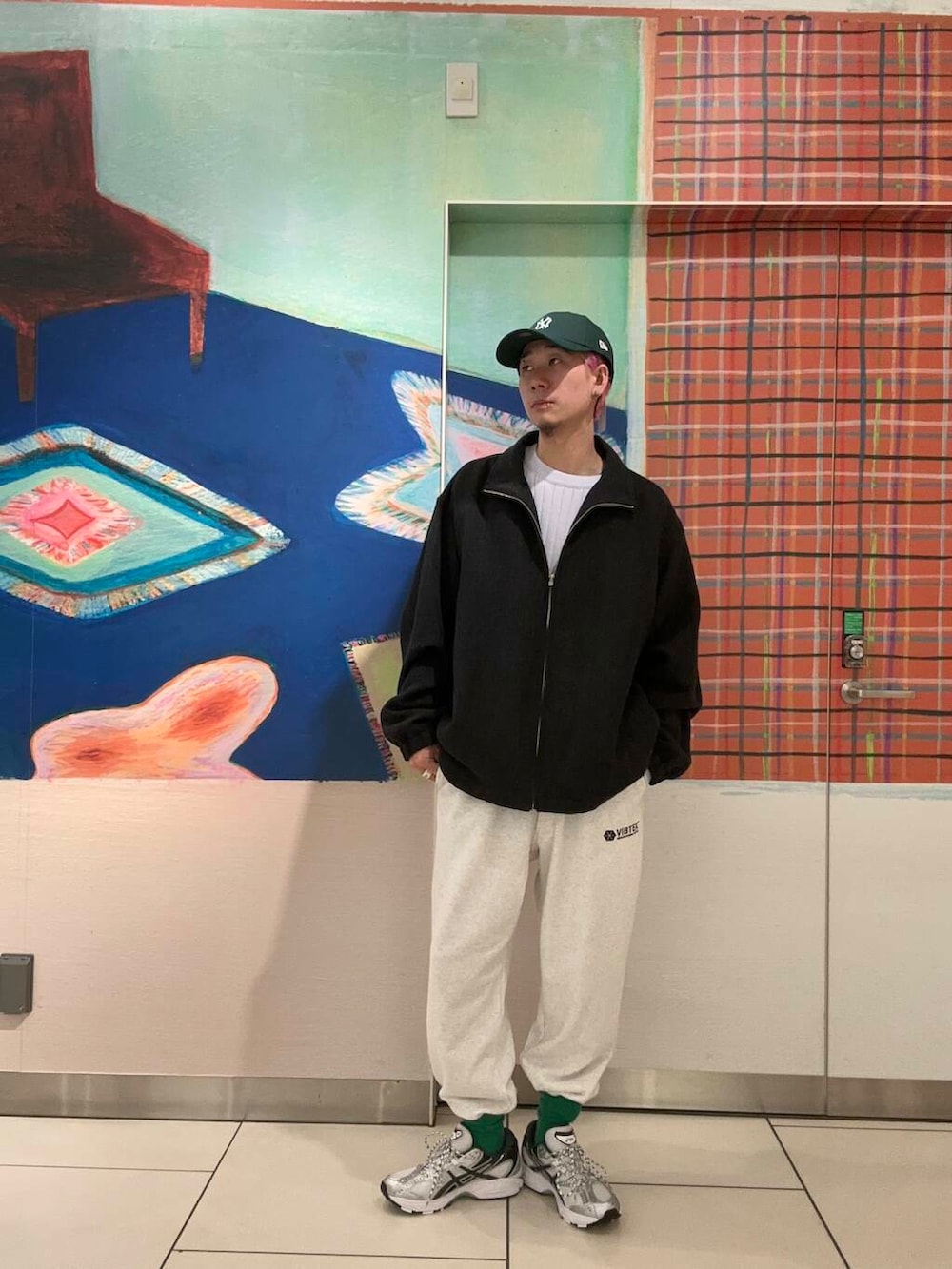 グレー系のその他パンツ、グレー系のブルゾン、ブルー系のニット/セーターを着用したメンズの冬コーディネートの3枚目の写真