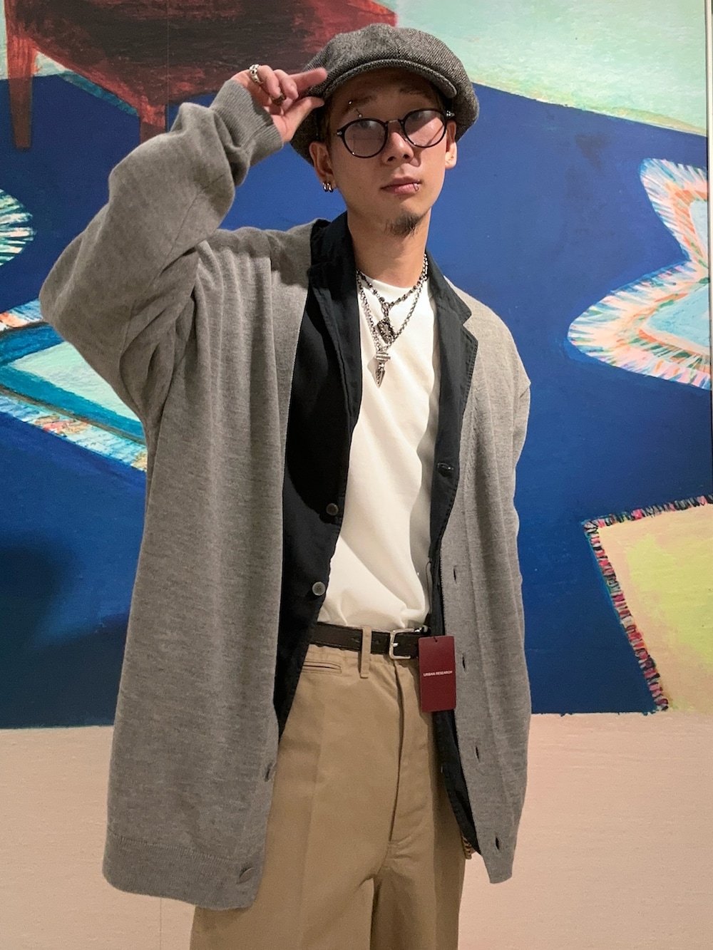 グレー系のカーディガン/ボレロ、ブラック系のその他アウター、ホワイト系のTシャツ/カットソーを着用したメンズの秋コーディネートの3枚目の写真